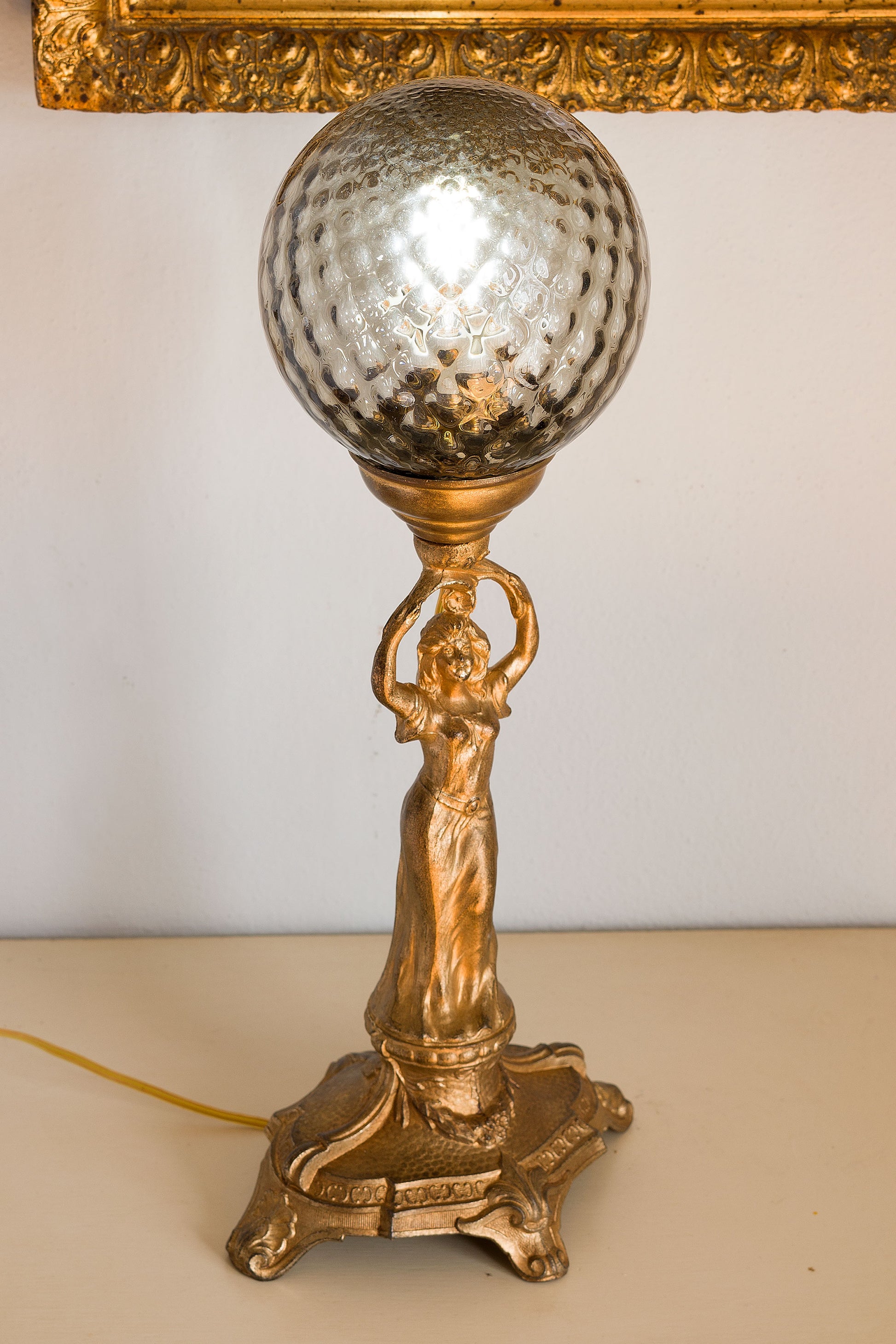 Antica lampada da tavolo art Nouveau (Liberty) primi'900 con globo di cristallo - Lo Stile Italiano