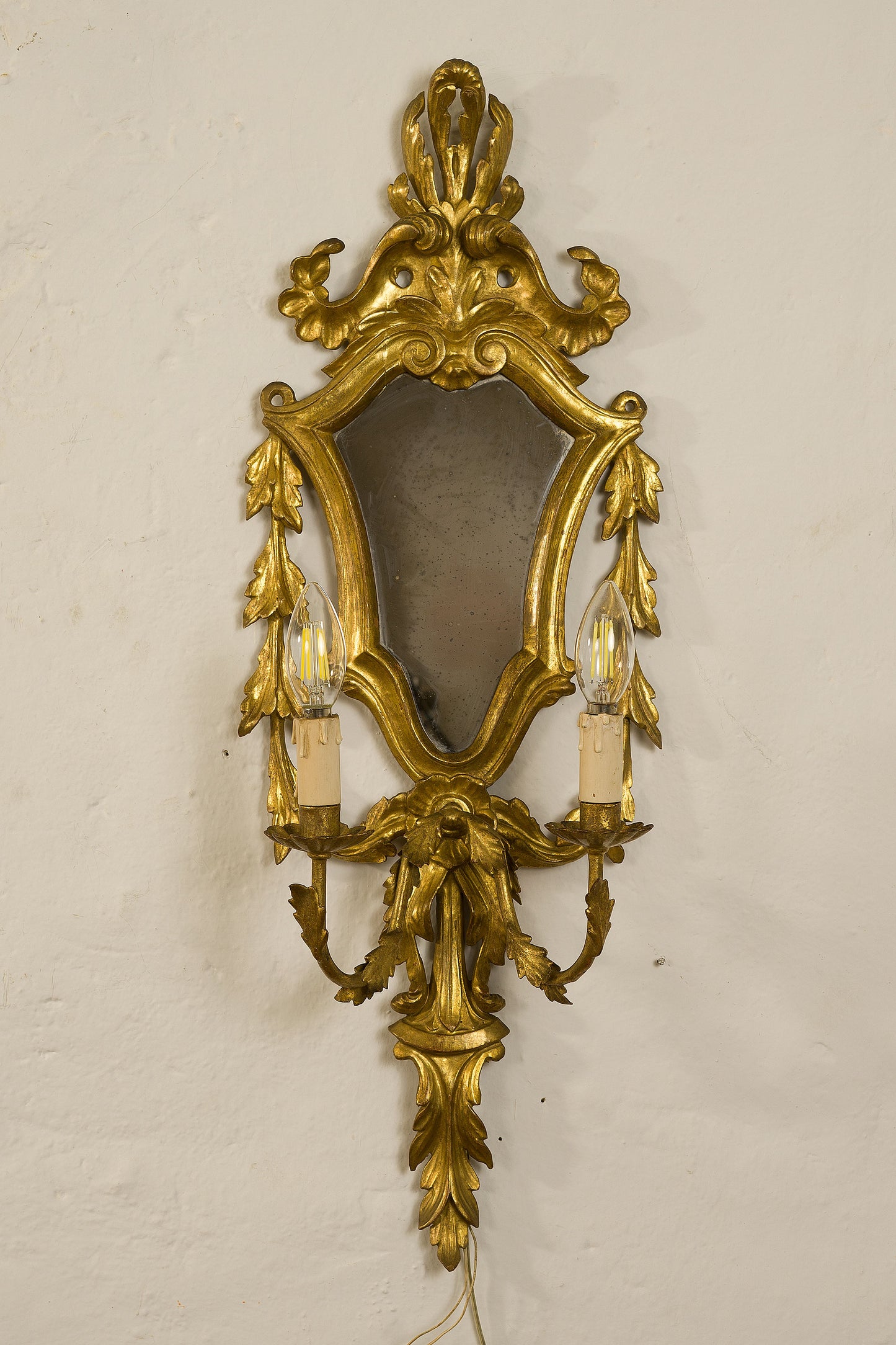 Coppia di lampade a muro con specchio, in legno intagliato e dorato - Luigi XV - Lo Stile Italiano