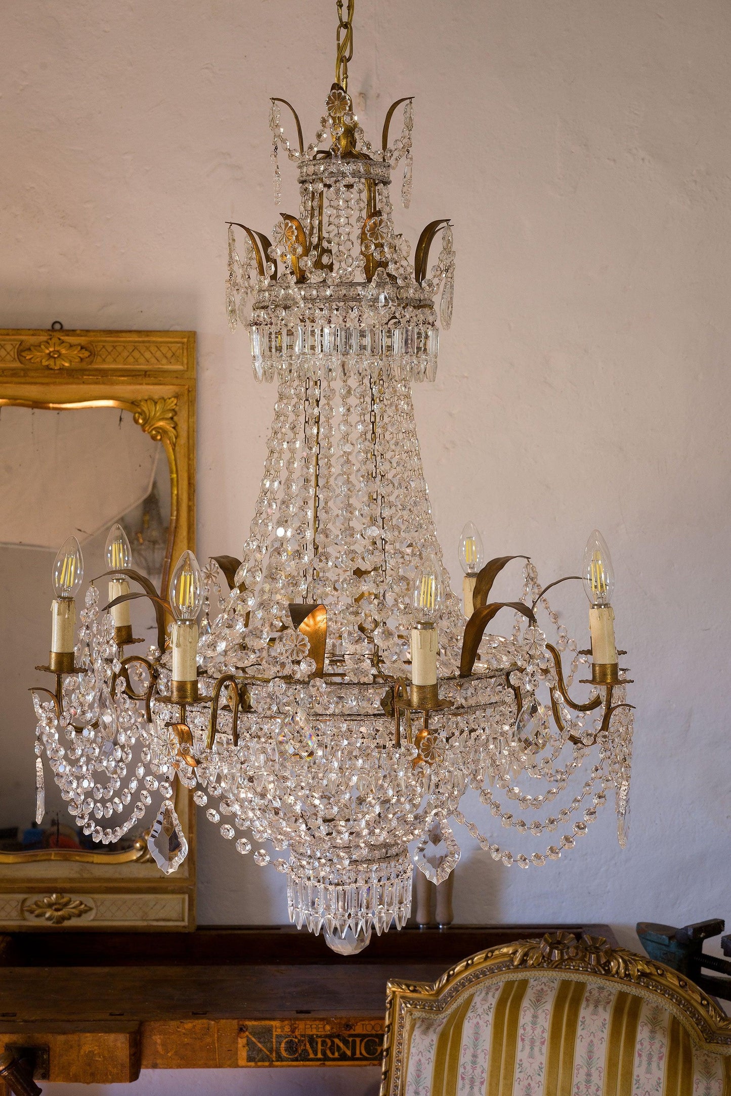 Antico lampadario impero a mongolfiera in ferro dorato e e gocce pendenti , 8 Candele - Lo Stile Italiano