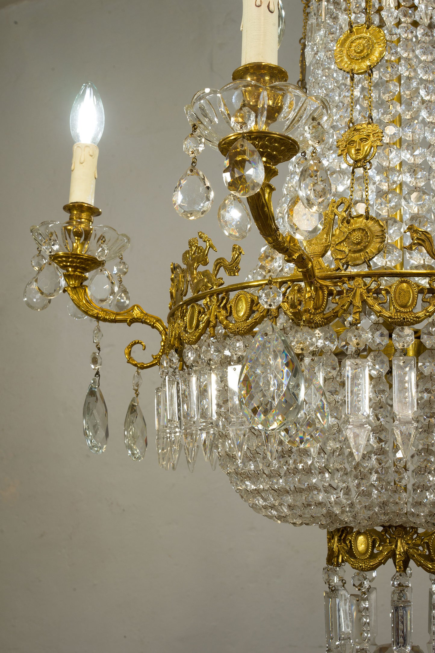 Lampadario Stile Impero in ottone dorato e gocce pendenti, 5 Luci - Lo Stile Italiano