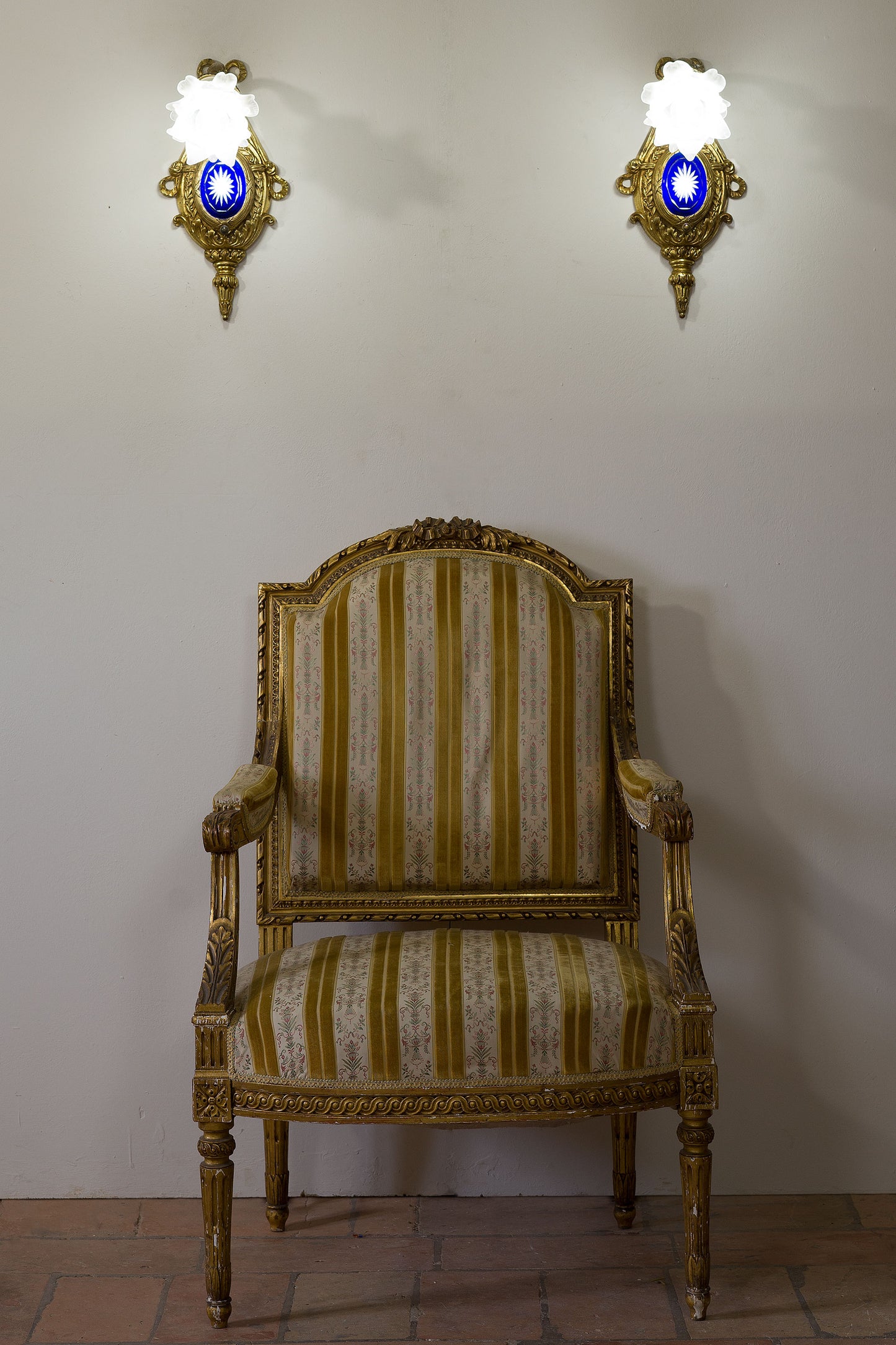 Coppia di applique Stile Luigi XVI in ottone cesellato con tulip in vetro opalino, anni '20 - Lo Stile Italiano