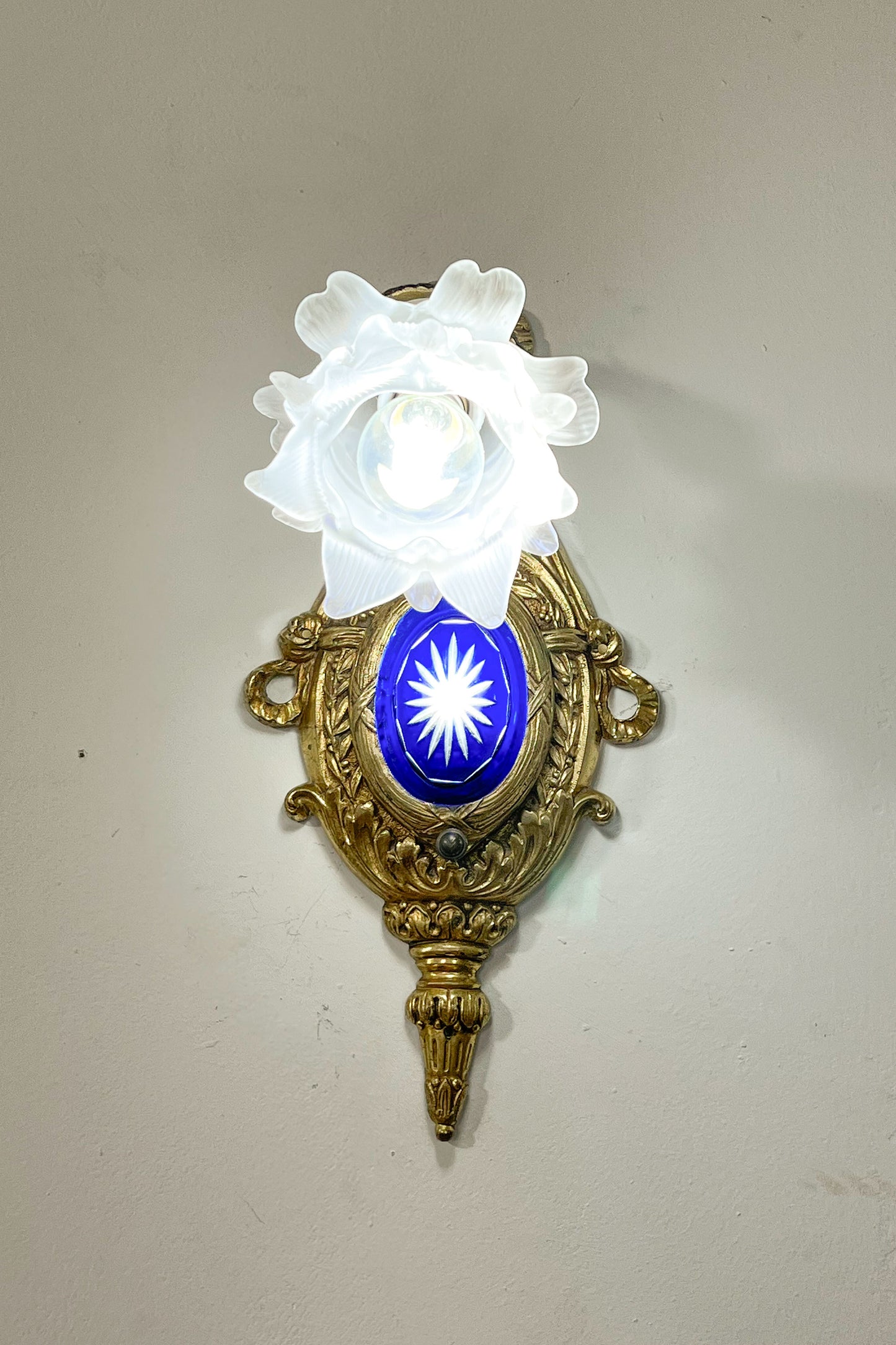 Coppia di applique Stile Luigi XVI in ottone cesellato con tulip in vetro opalino, anni '20 - Lo Stile Italiano