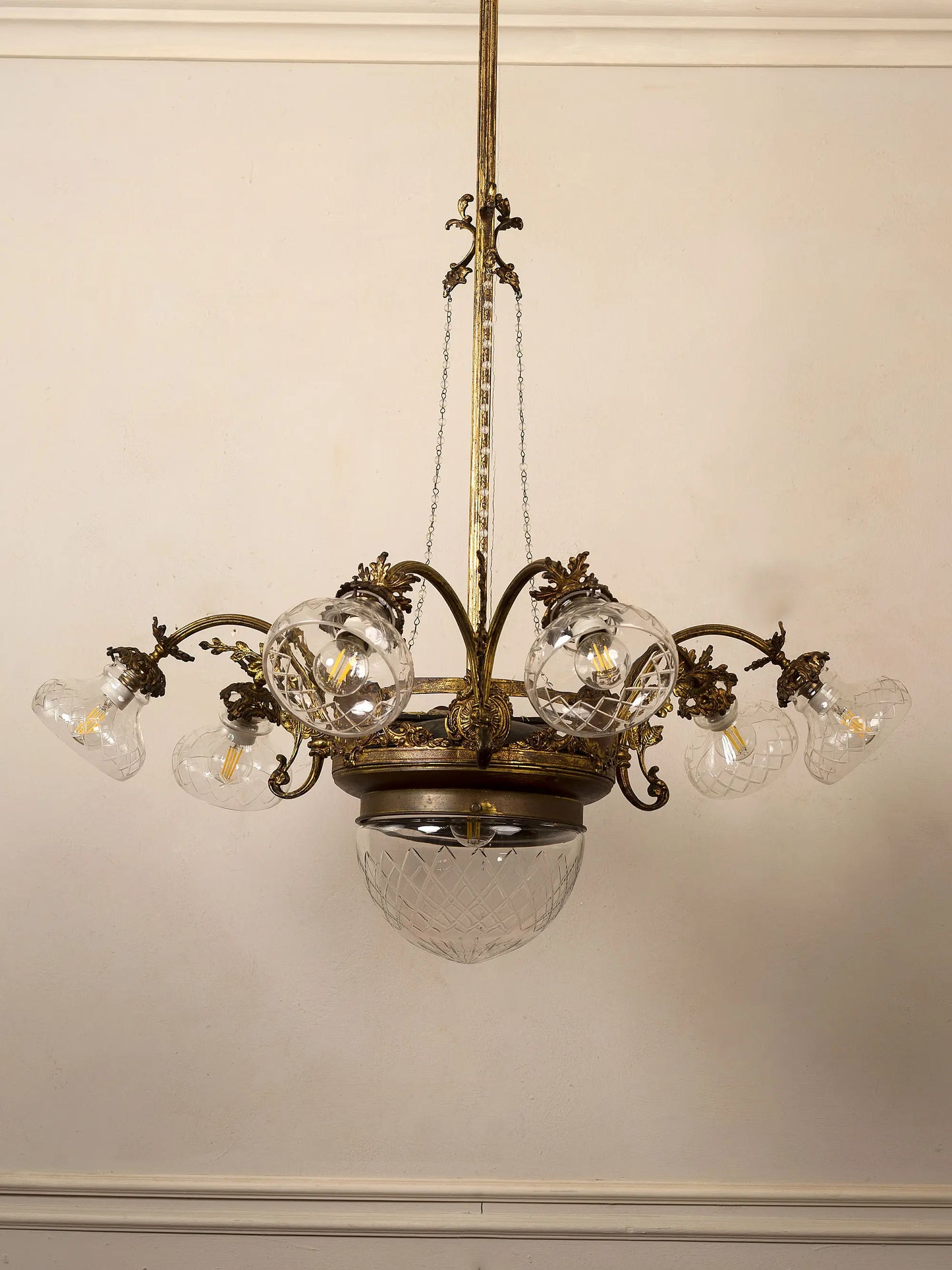 Lampadario d'epoca Art Nouveau (Liberty) a 7 luci in ottone e vetro molato, Italia anni '20
