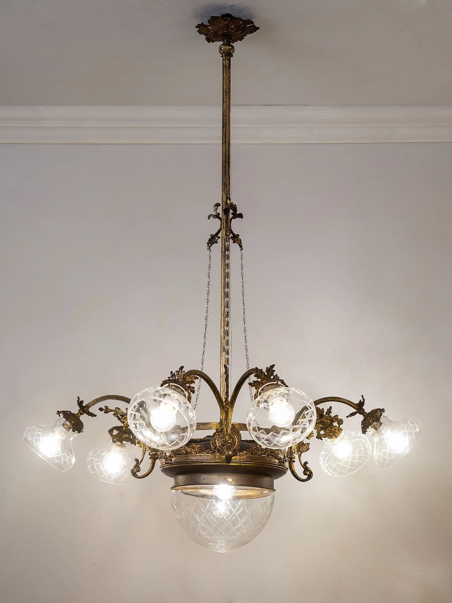 Lampadario d'epoca Art Nouveau (Liberty) a 7 luci in ottone e vetro molato, Italia anni '20