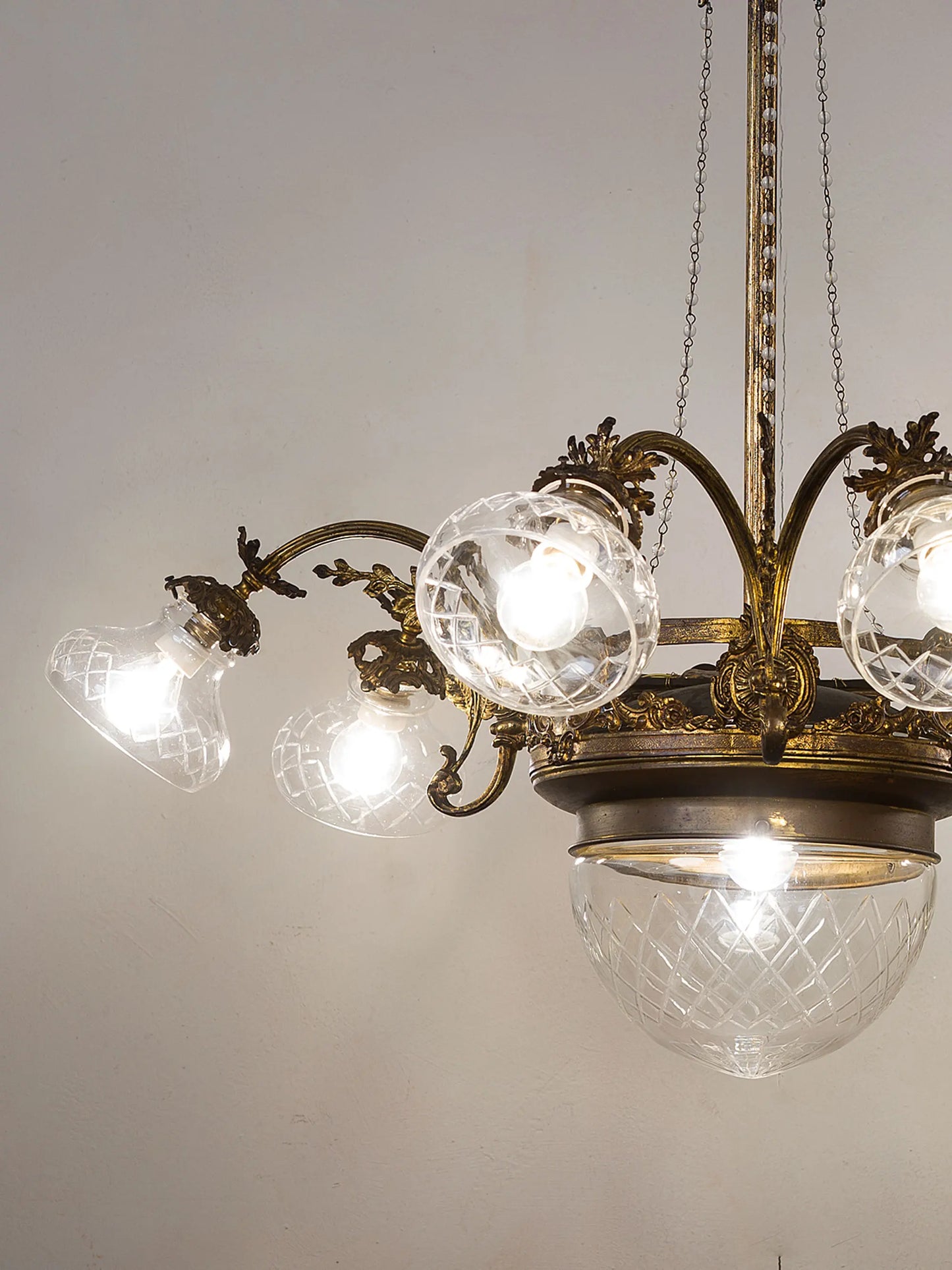 Lampadario d'epoca Art Nouveau (Liberty) a 7 luci in ottone e vetro molato, Italia anni '20