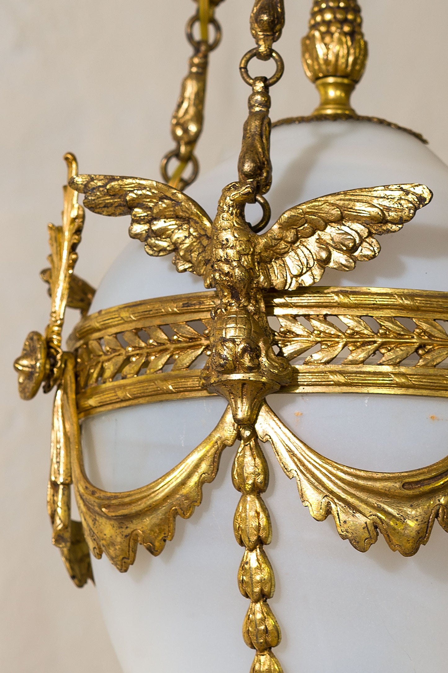 Lanterna realizzata con raffinati dettagli in bronzo dorato. | Lo Stile Italiano