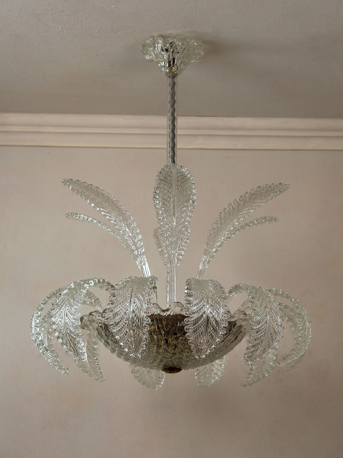 Lampadario italiano in vetro di Murano con foglie ricurve e struttura centrale decorata | Lo Stile Italiano