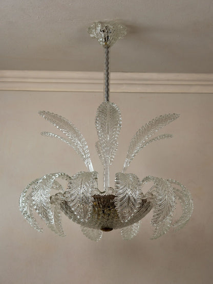 Lampadario italiano in vetro di Murano con foglie ricurve e struttura centrale decorata | Lo Stile Italiano