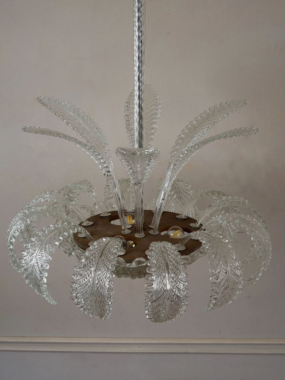 Lampadario italiano anni '30 con 18 foglie in vetro di Murano disposte su due livelli | Lo Stile Italiano