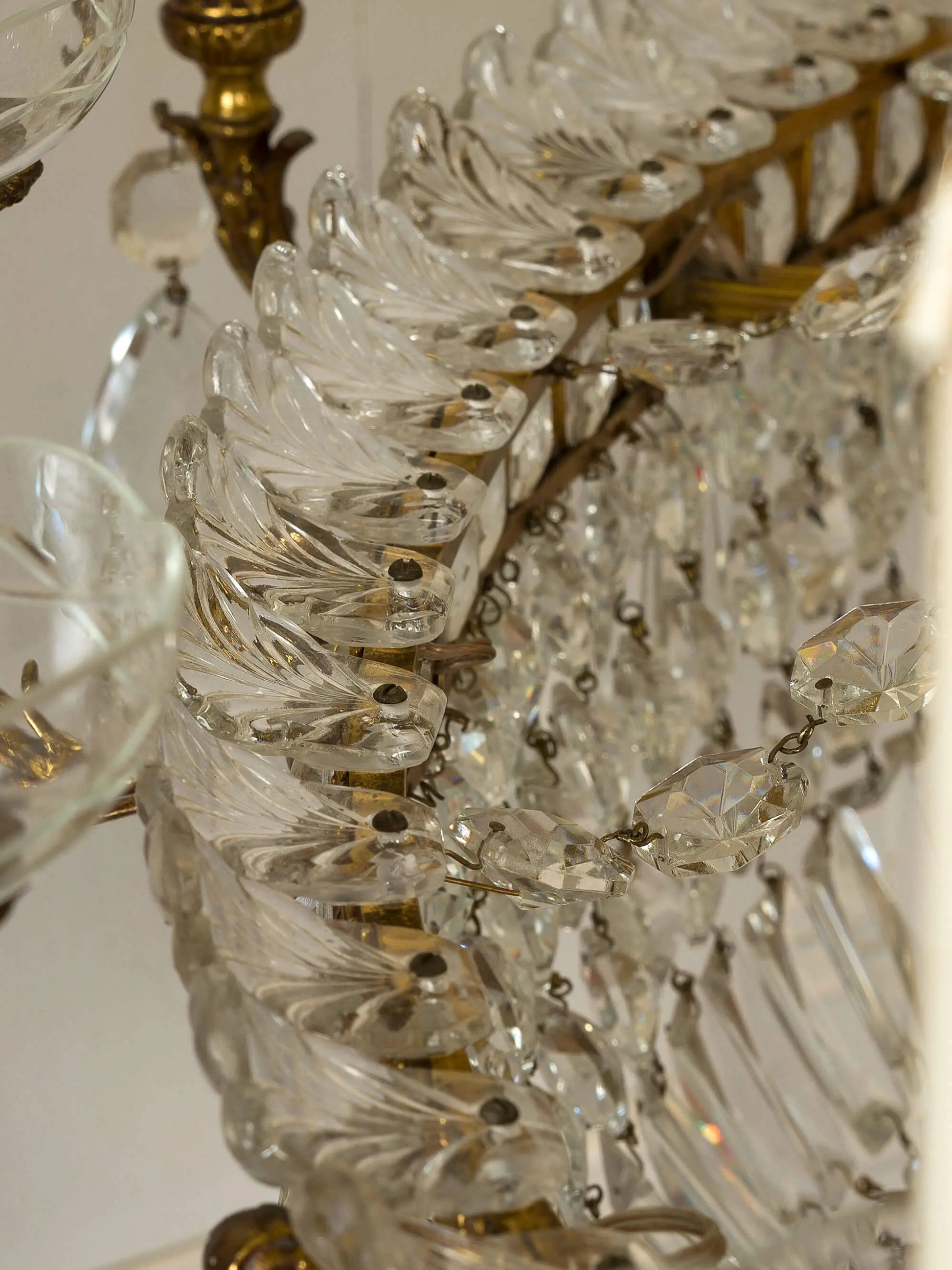 Dettaglio delle foglie di vetro che decorano la struttura centrale del lampadario | Lo Stile Italiano