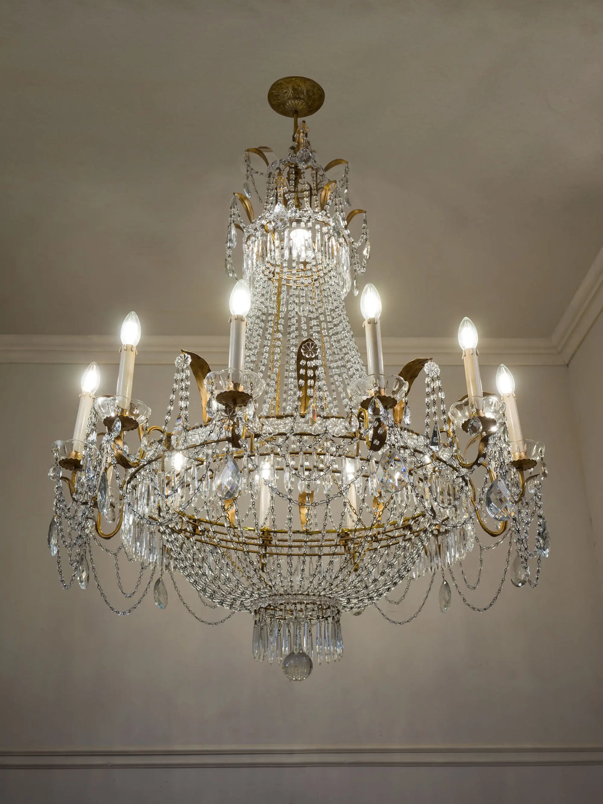 Lampadario Impero anni '40 con gocce in cristallo molato e decorazioni in vetro | Lo Stile Italiano 