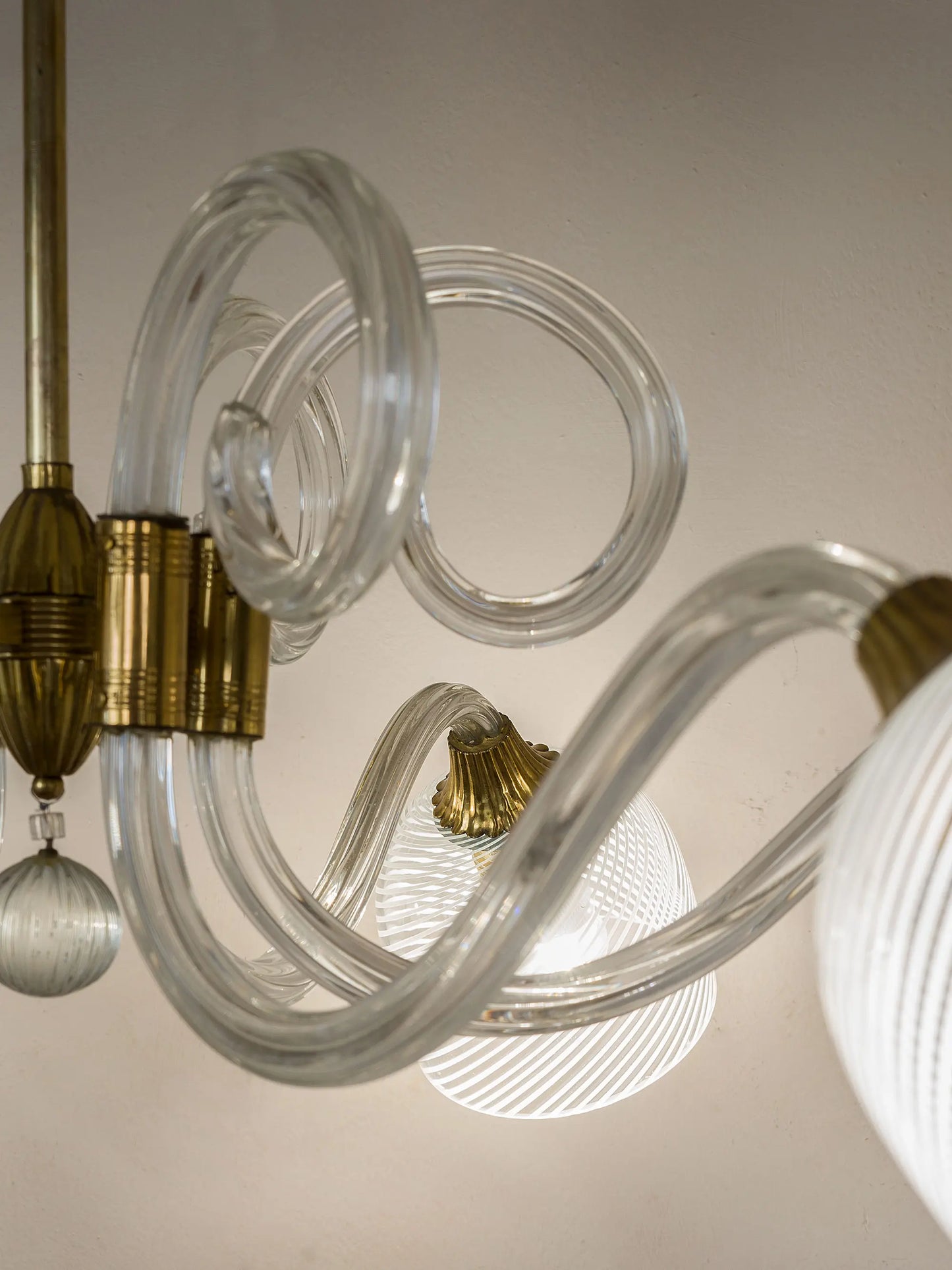 Vista ravvicinata dei bracci in vetro soffiato  modellati a mano. Lo Stile Italiano