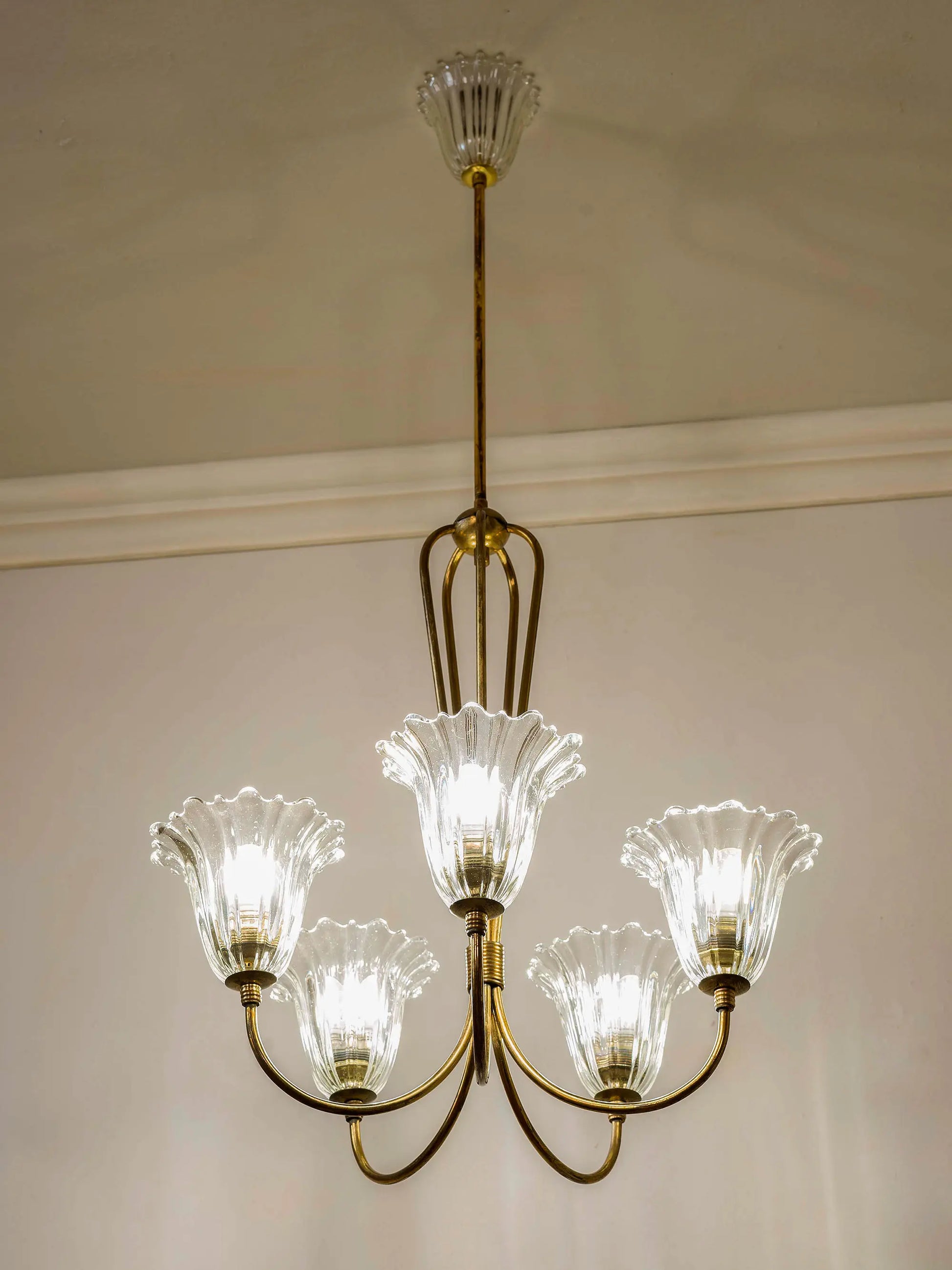 Lampadario italiano anni ’50–’60 con struttura in ottone e coppe in vetro soffiato a forma di fiore. | Lo Stile Italiano