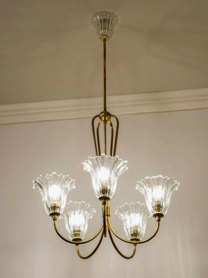 Lampadario italiano anni ’50–’60 con struttura in ottone e coppe in vetro soffiato a forma di fiore. | Lo Stile Italiano