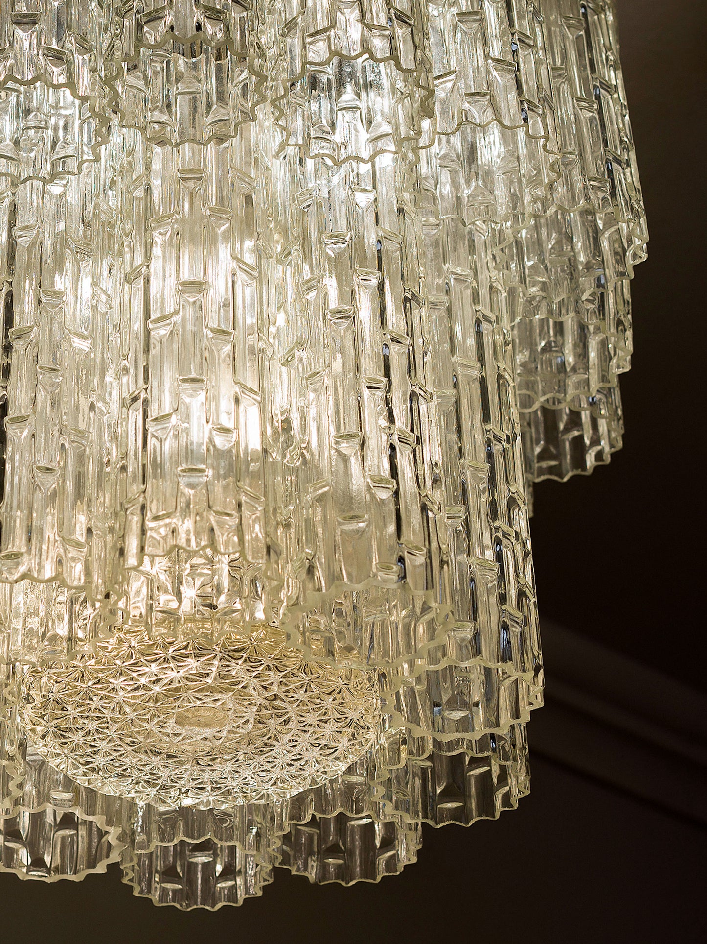 Bottom view of the Mid-Century Murano glass chandelier | Lo Stile Italiano
