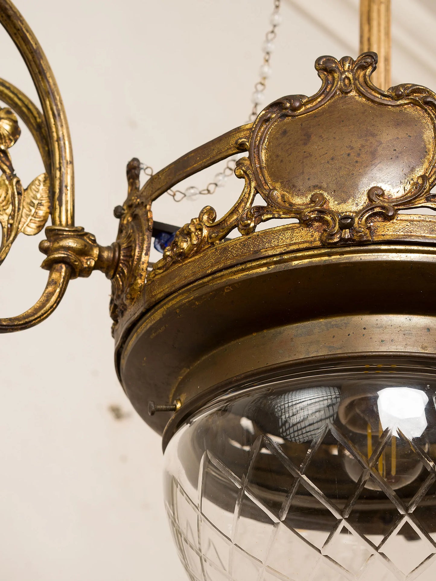 Lampadario d'epoca Art Nouveau (Liberty) a 7 luci in ottone e vetro molato, Italia anni '20