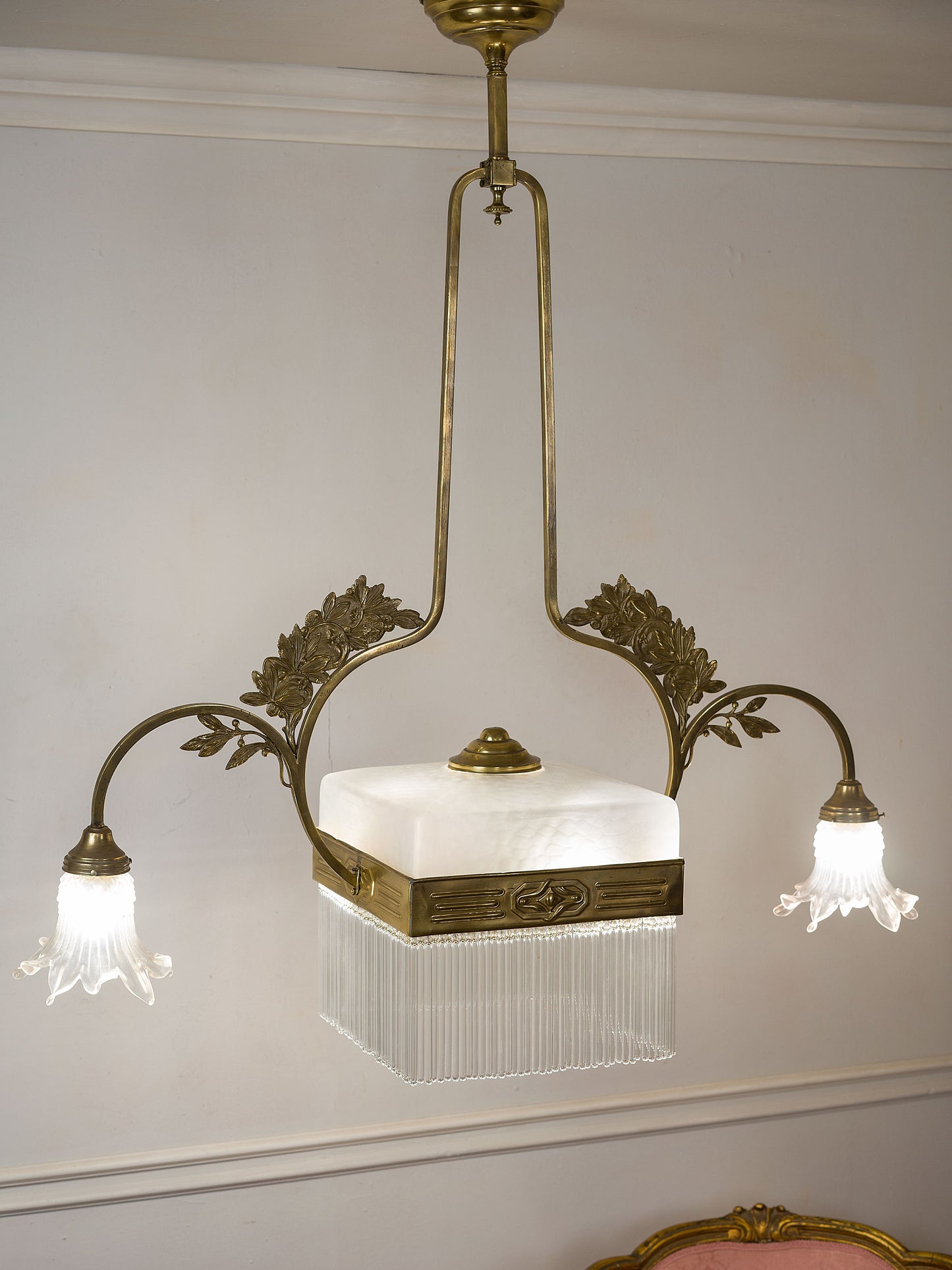 Lampadario d'antiquariato a 4 luci con struttura in ottone e paralumi in vetro a forma di giglio - Lo Stile Italiano