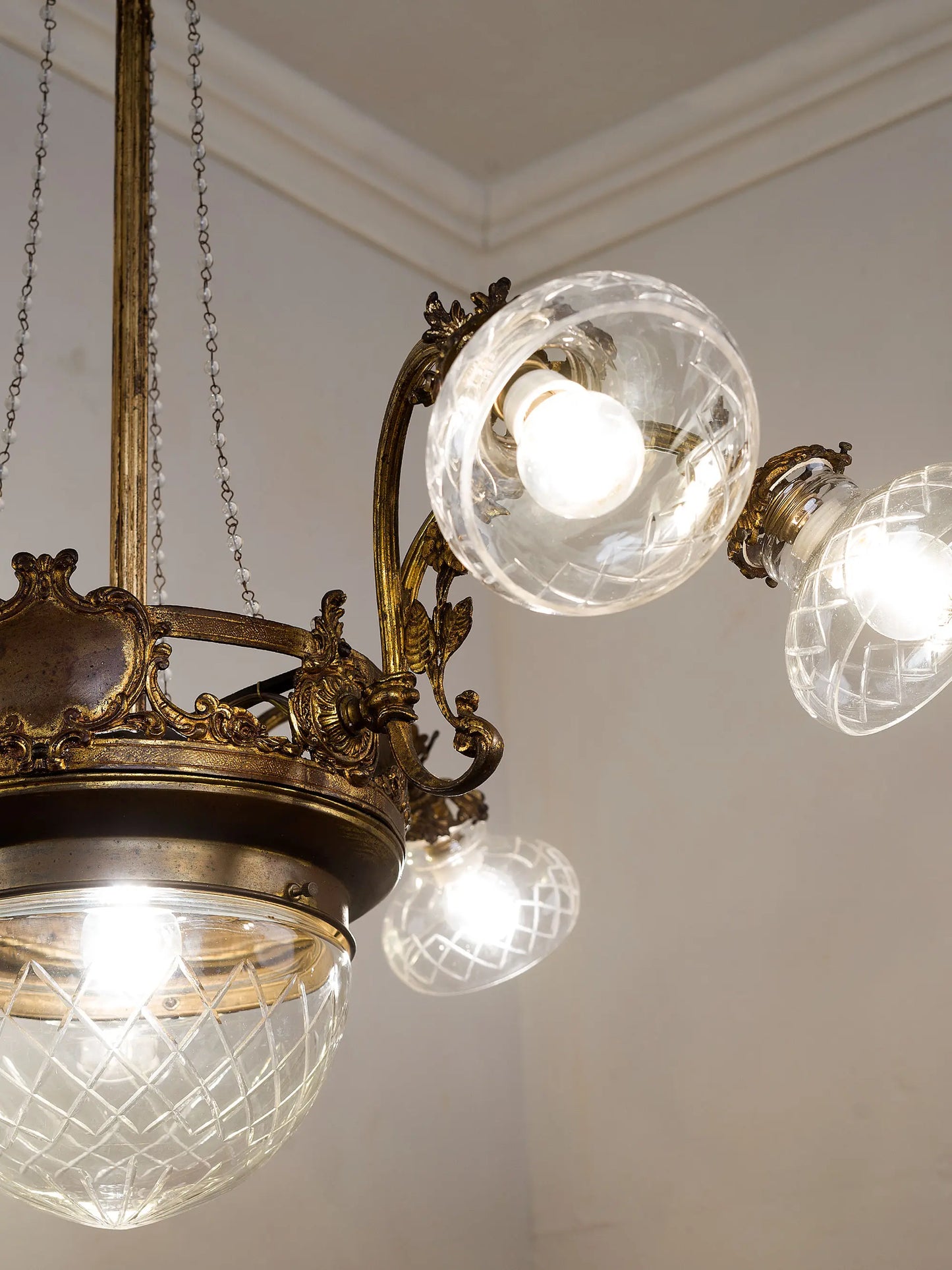 Lampadario d'epoca Art Nouveau (Liberty) a 7 luci in ottone e vetro molato, Italia anni '20