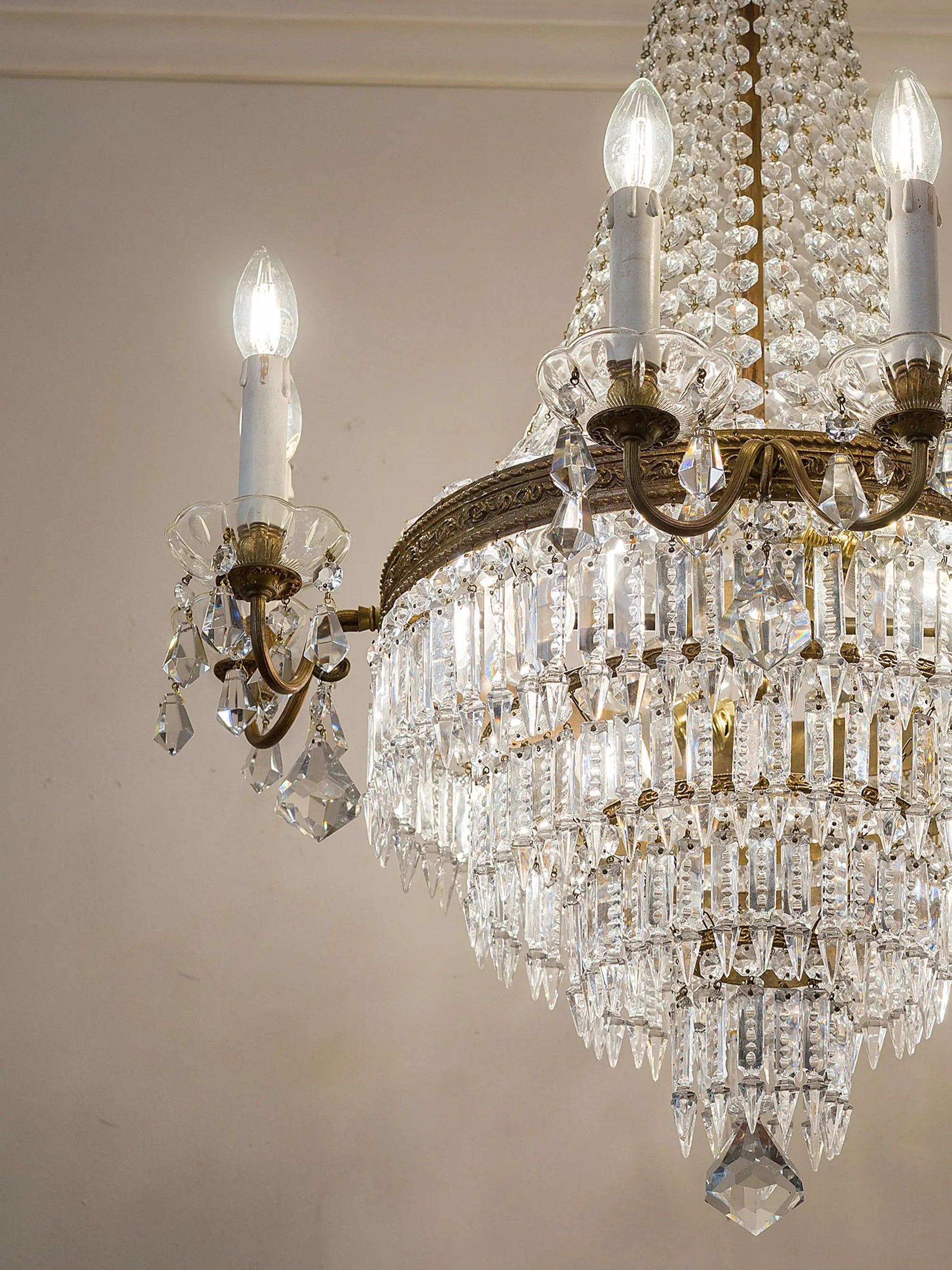 Lampadario vintage in cristallo acceso con otto luci esterne e quattro interne | Lo Stile Italiano 