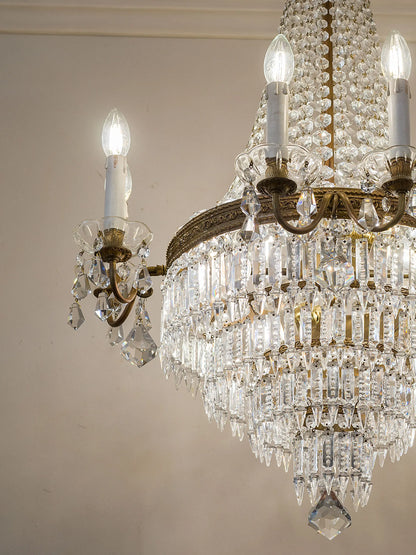 Lampadario vintage in cristallo acceso con otto luci esterne e quattro interne | Lo Stile Italiano 