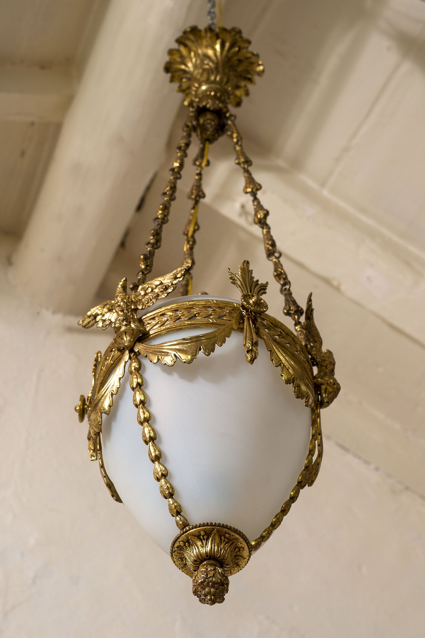 Lampadario elegante con festoni in bronzo. | Lo Stile Italiano