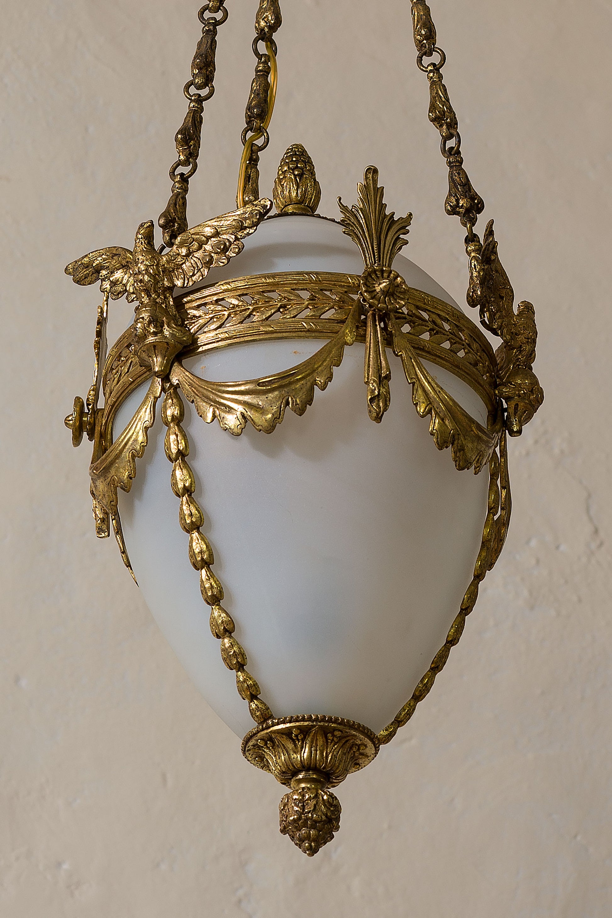 Lampadario Vintage da camera, realizzato in ottone cesellato e vetro opalino. | Lo Stile Italiano
