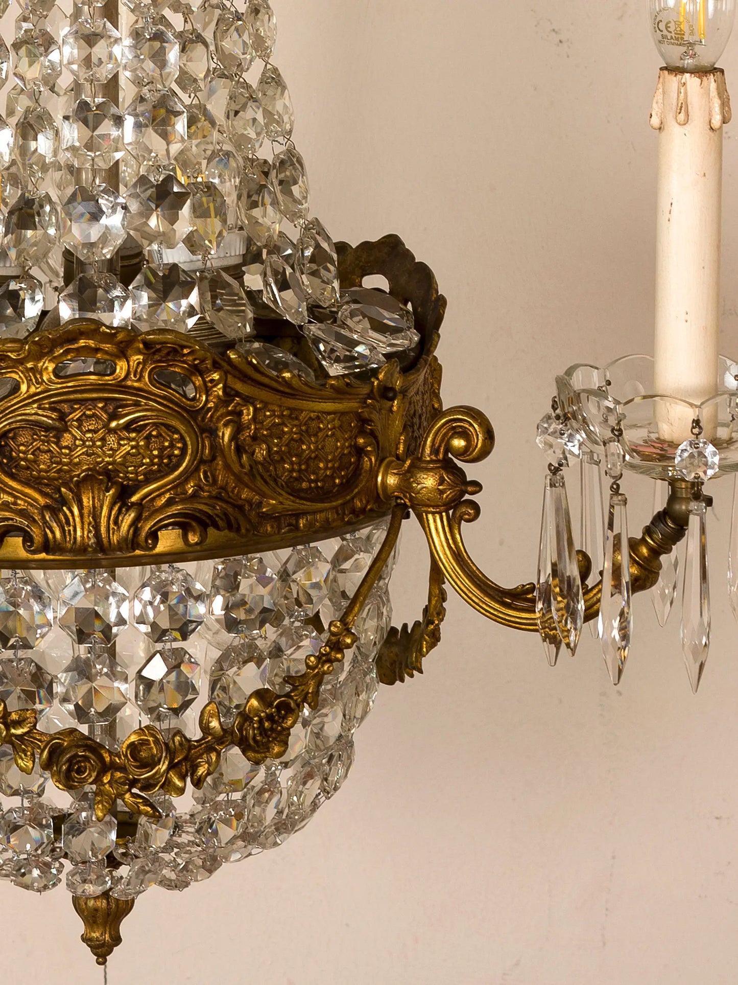 Dettaglio del lampadario dove vengono evidenziati i festoni Neoclassici. | Lo Stile Italiano