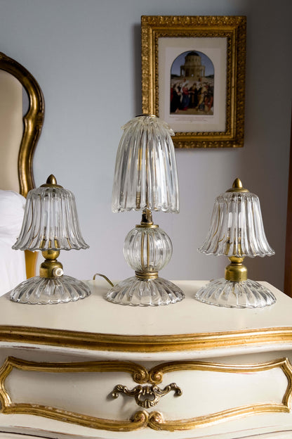 Abat-Jour insieme ad altra coppia di lampade da comodino, realizzate in vetro soffiato di Murano dall'azienda Barovier & Toso. | Lo Stile Italiano