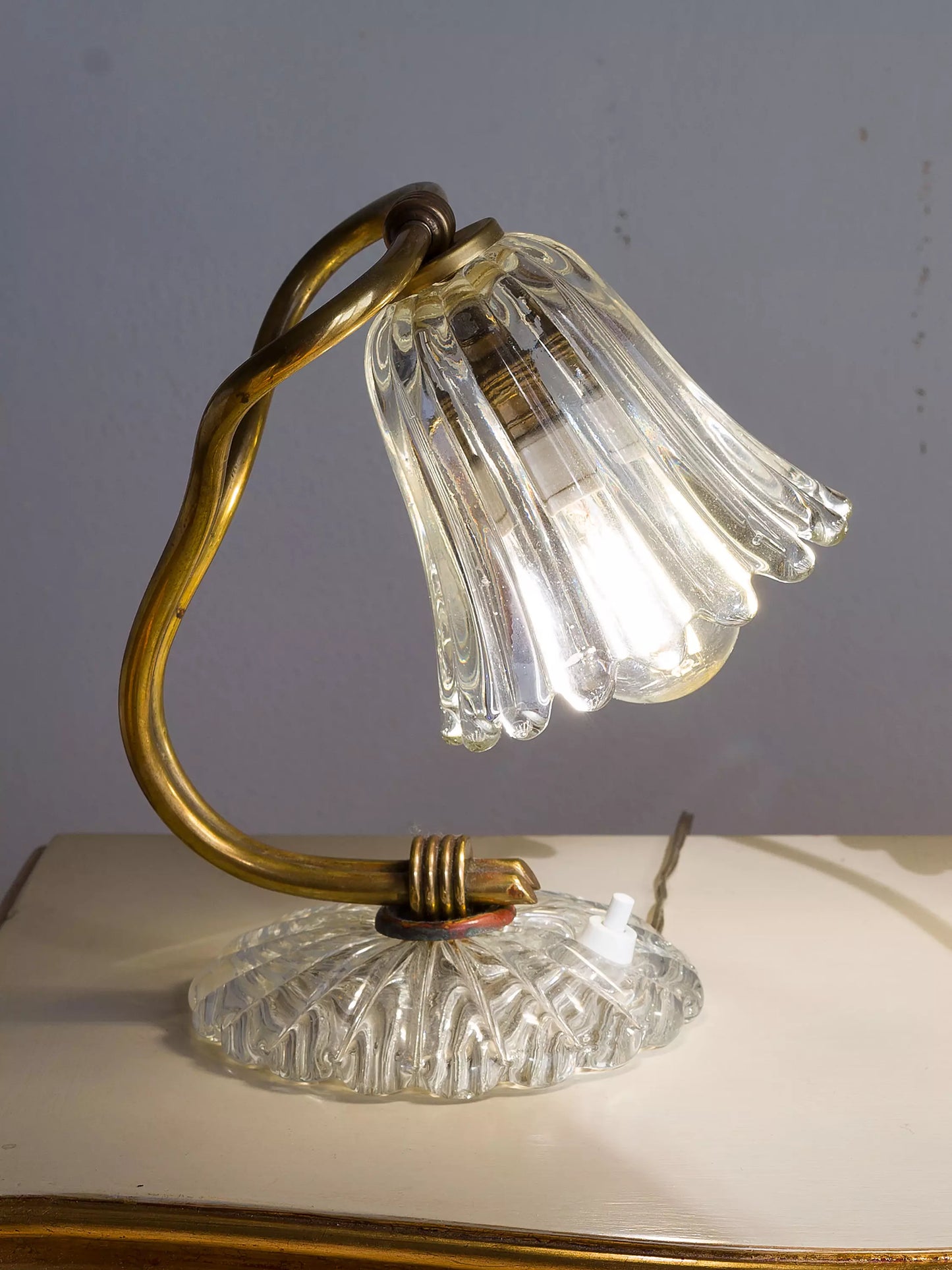 Lampada da appoggio in vetro soffiato e ottone| Lo Stile Italiano