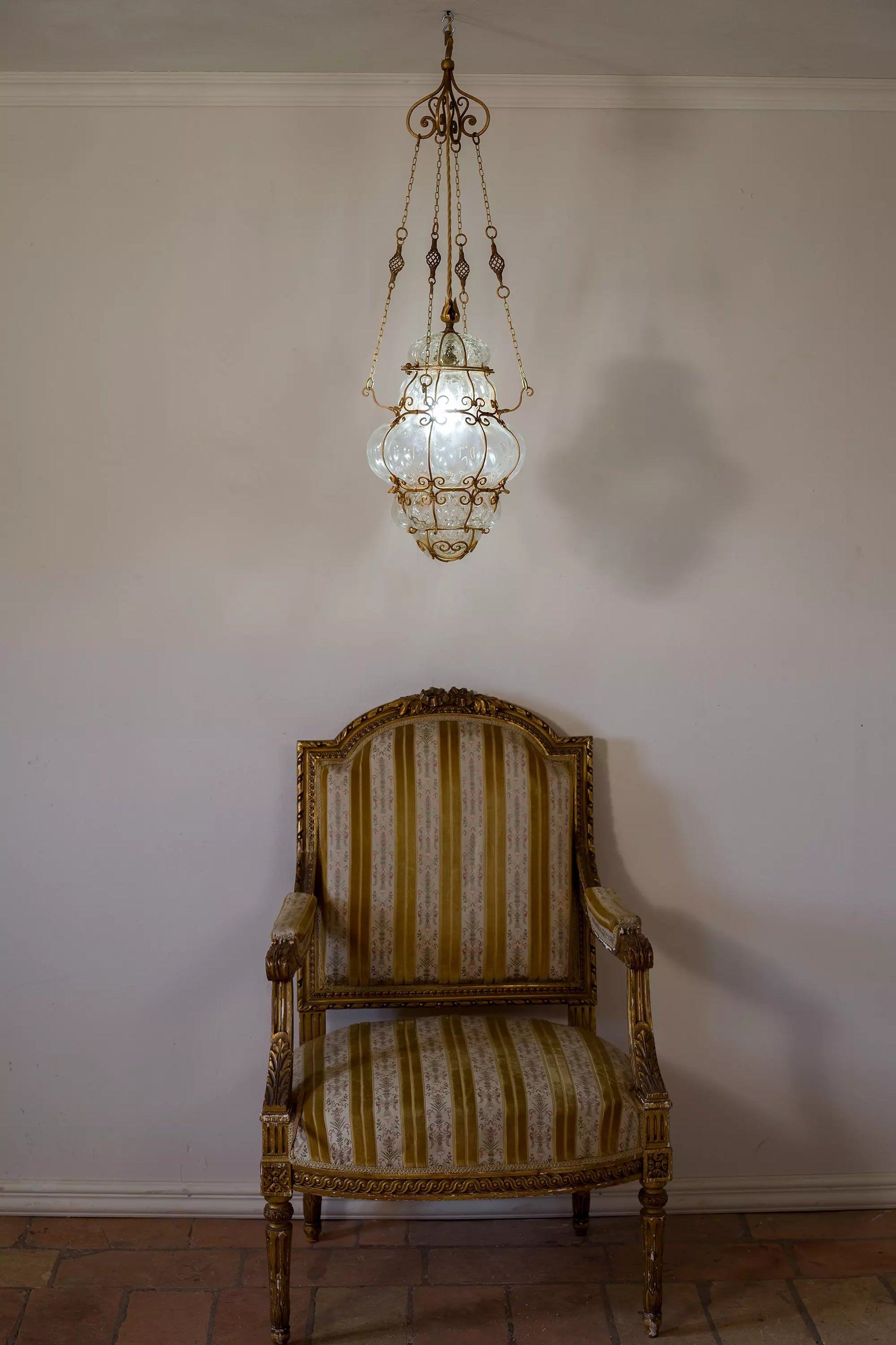 Lanterna antica fotografata con antica poltrona Luigi XVI.| Lo Stile Italiano
