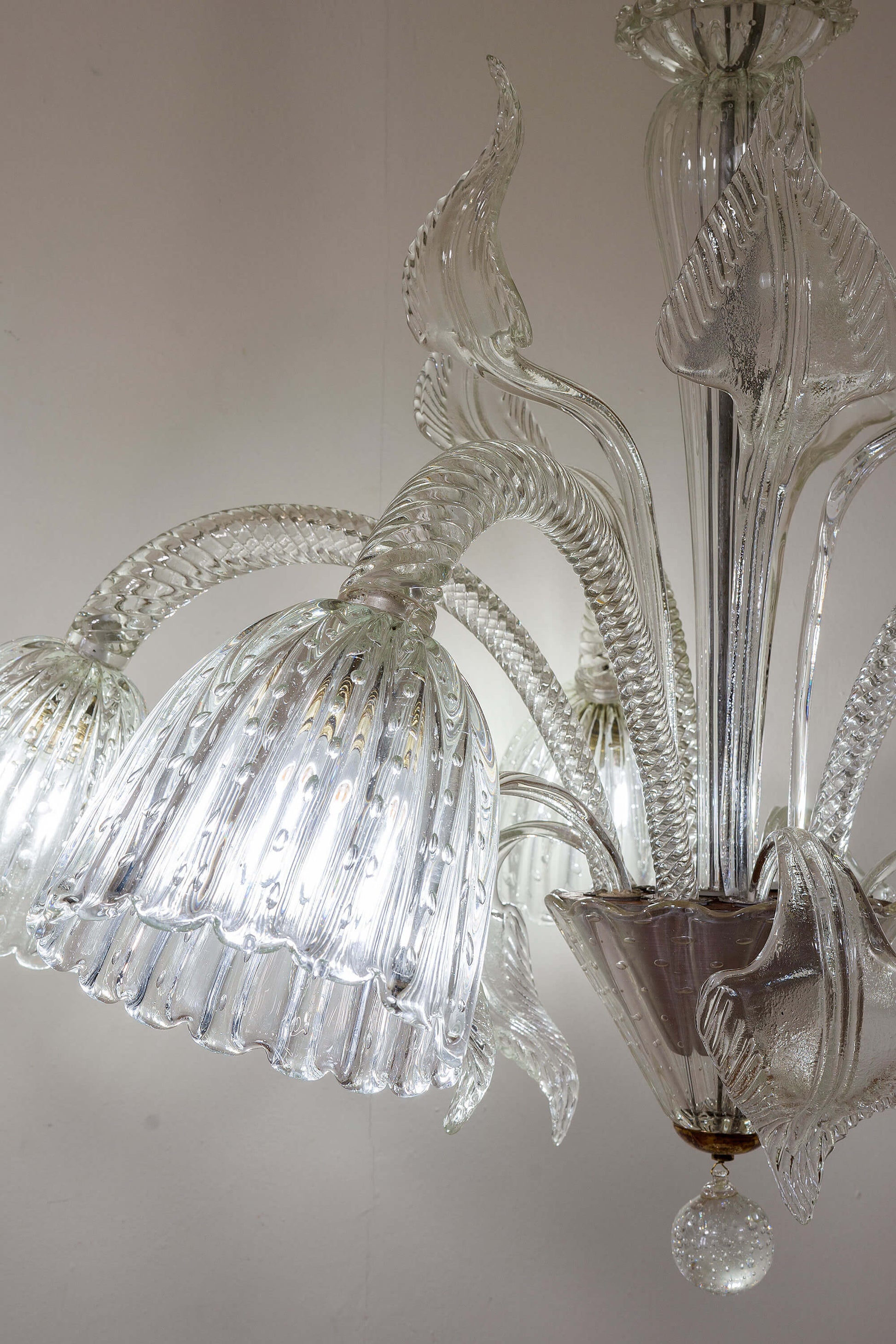 Lampadario-Murano: un'opera d'arte luminosa che incarna l'eleganza senza tempo.|Lo Stile Italiano