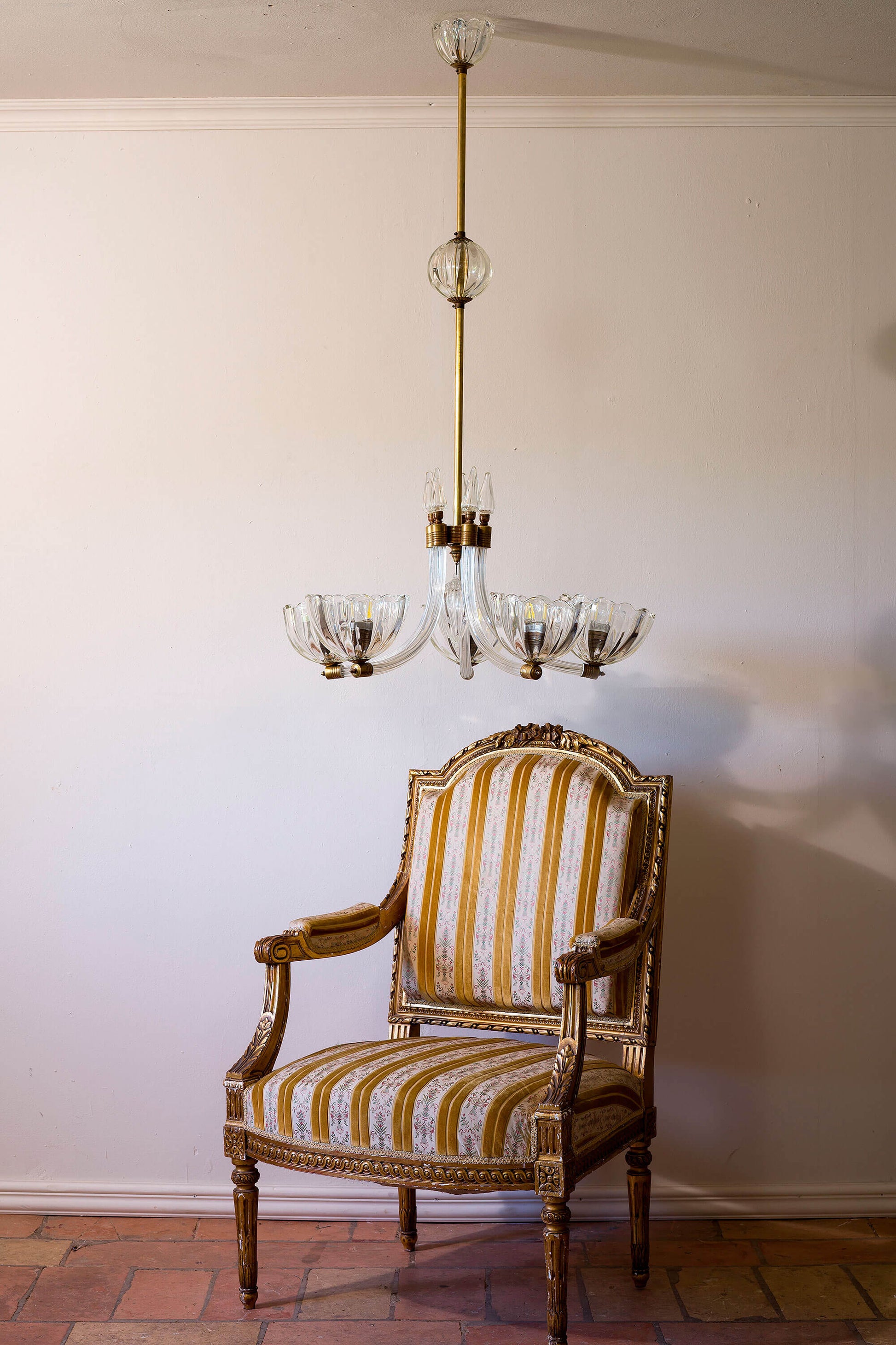 Lampadario antico in vetro di Murano, Barovuer & Toso, con poltrona Luigi XVI. | Lo Stile Italiano