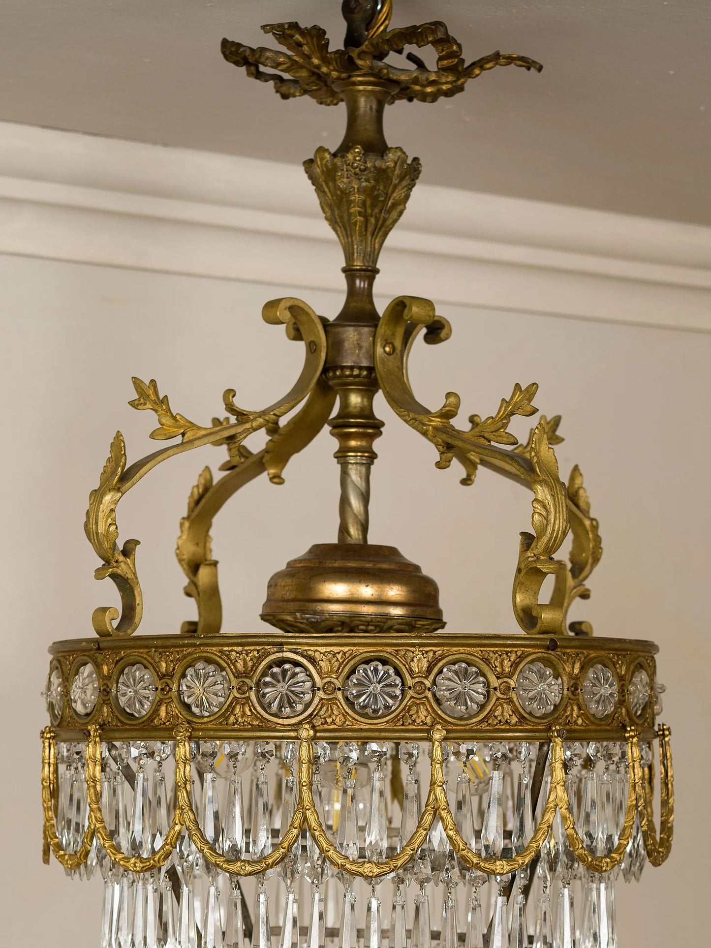 Dettaglio lampadario dei fregi Impero e prismi in cristallo | Lo Stile Italiano