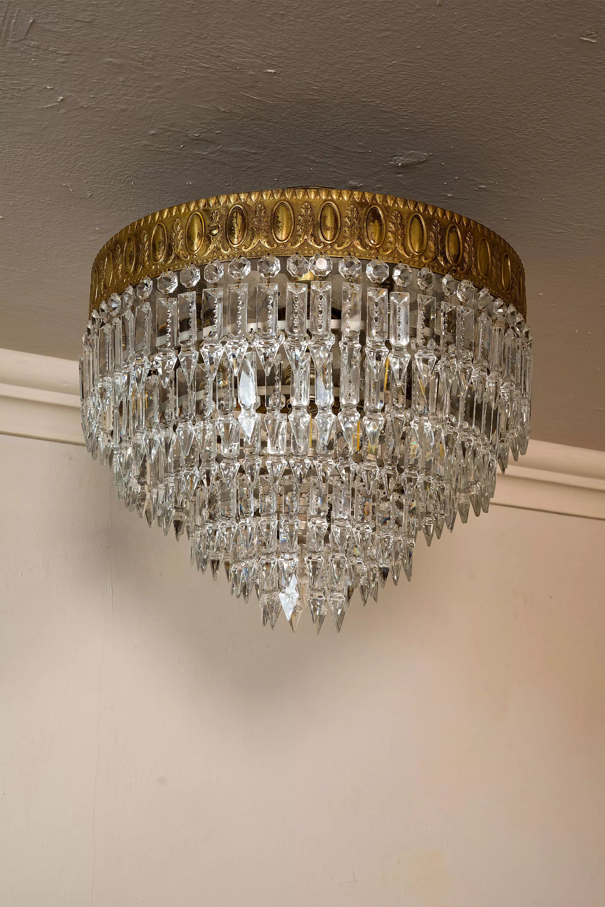 Plafoniera vintage in cristallo con struttura in bronzo dorato e bordo cesellato. | Lo Stile Italiano