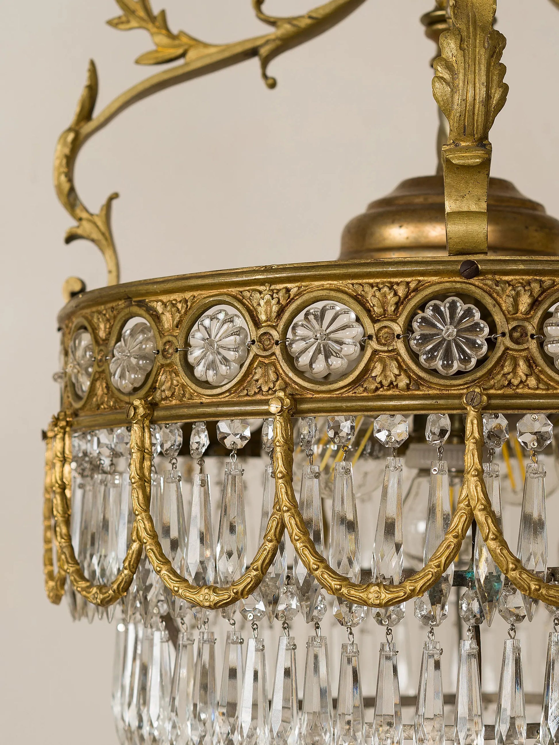 Dettaglio della struttura in bronzo cesellato con fregi riportati a forma di foglie d'acanto arricchita con prismi in cristallo molato | Lo Stile Italiano
