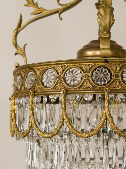 Dettaglio della struttura in bronzo cesellato con fregi riportati a forma di foglie d'acanto arricchita con prismi in cristallo molato | Lo Stile Italiano