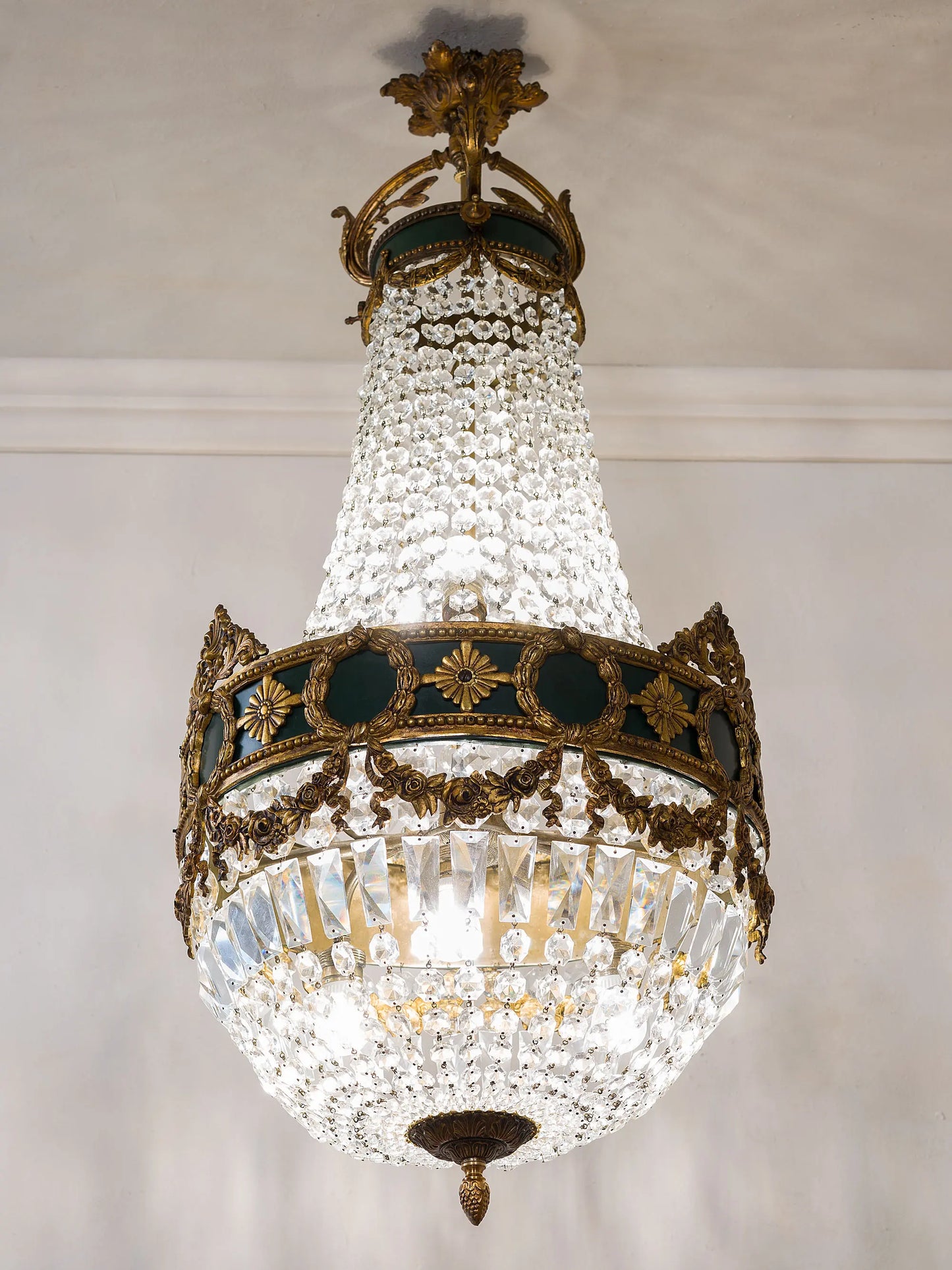 Grande lampadario Vintage di cristallo stile impero, in ottone dorato.| Lo Stile Italiano