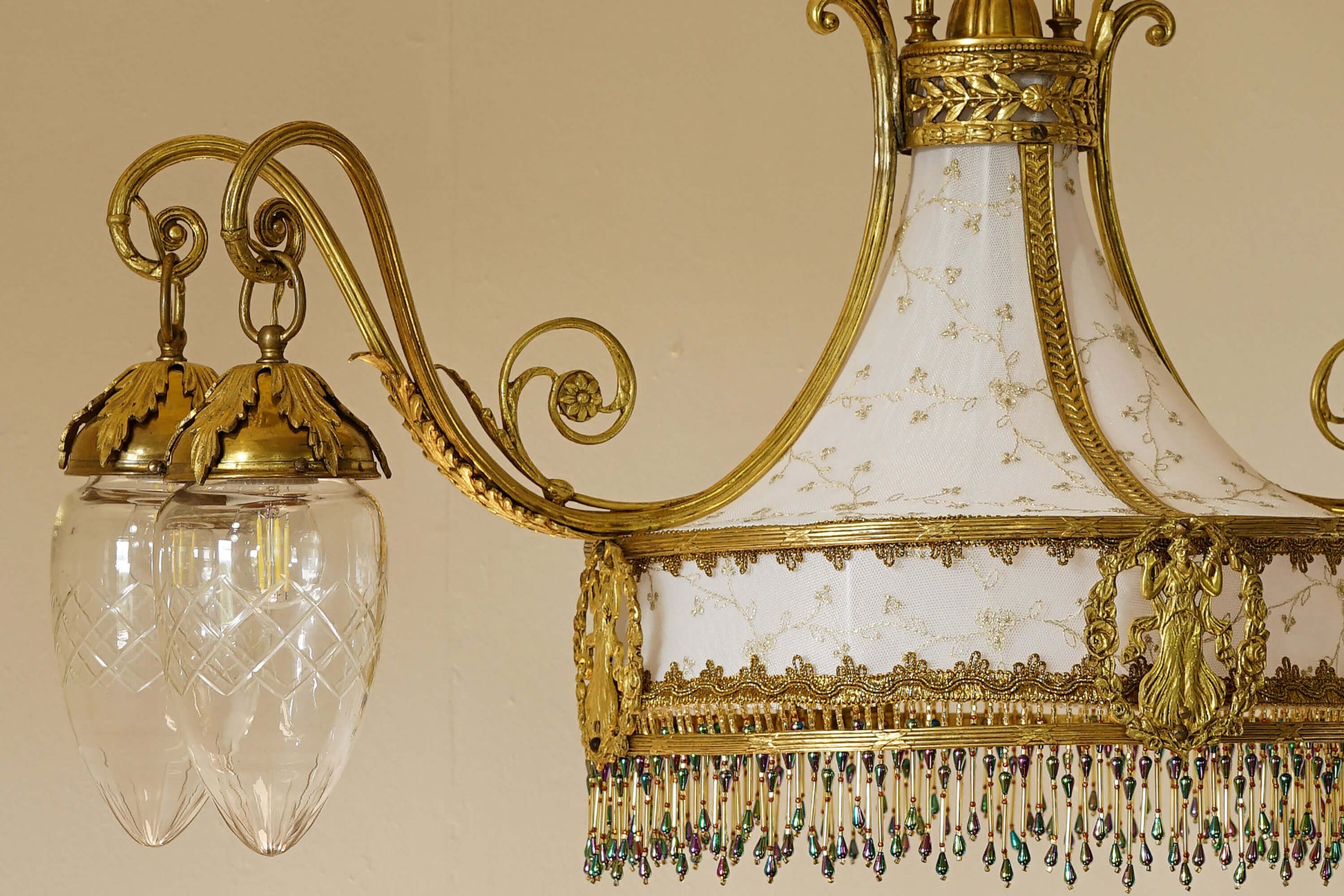 Lampadario Art Nouveau in ottone dorato con paralume centrale in tessuto. | Lo Stile Italiano