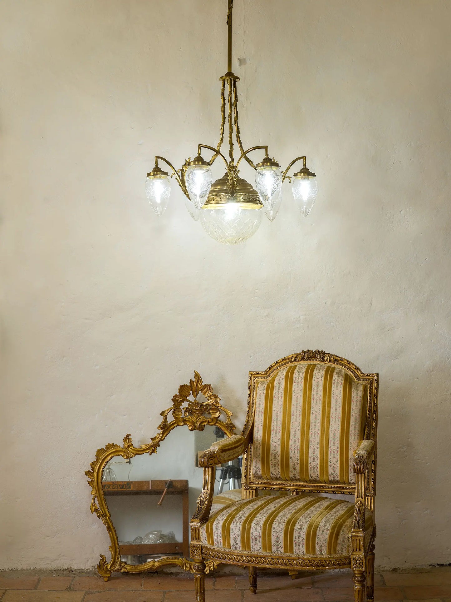 Lampadario antico con telaio in ottone e globi a forma di pigna in vetro inciso | Lo Stile Italiano