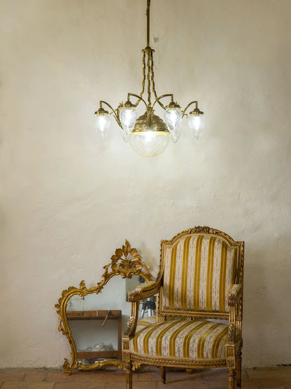 Lampadario antico con telaio in ottone e globi a forma di pigna in vetro inciso | Lo Stile Italiano