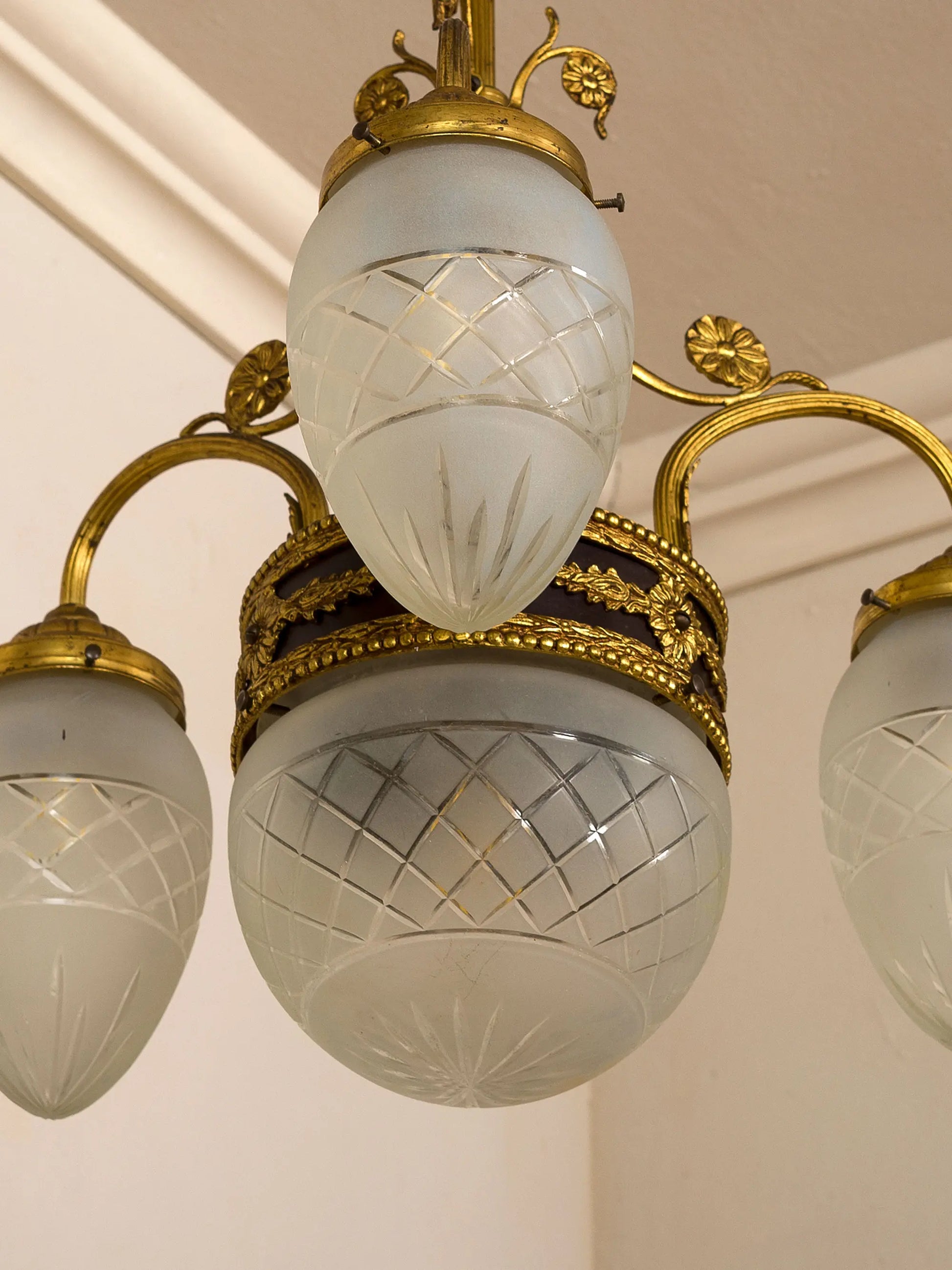 Vista ravvicinata delle coppe in vetro acidato con motivo a losanghe del lampadario Liberty | Lo Stile Italiano