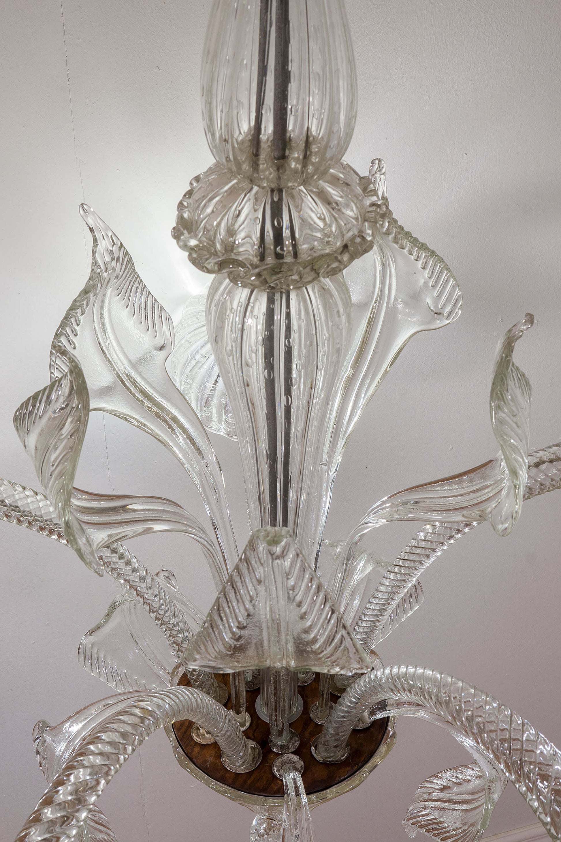 vetro soffiato e foglie eleganti si fondono nel lampadario-Murano.|Lo Stile Italiano