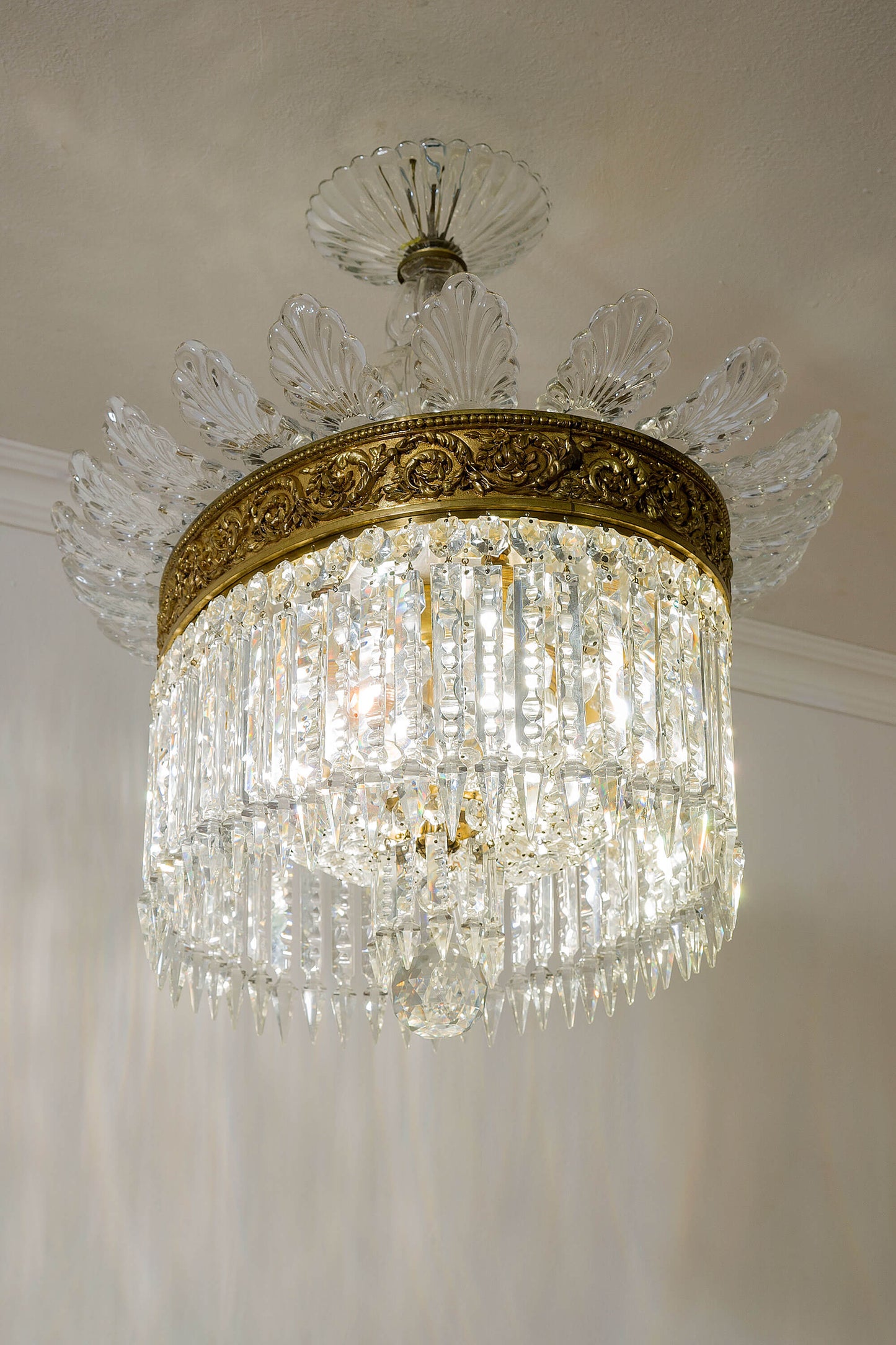 Lampadario francese vintage: Un'elegante fusione di bronzo e cristallo Boemia negli anni '40.| Lo Stile Italiano