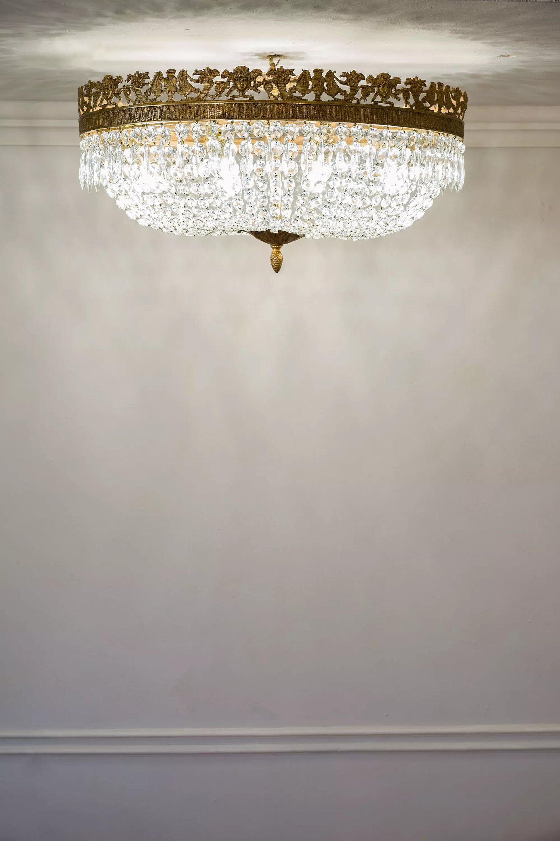 Lampadario mongolfiera stile Impero, decorato con figure mitologiche greco - romane in bronzo e cristalli molati. | Lo Stile Italiano