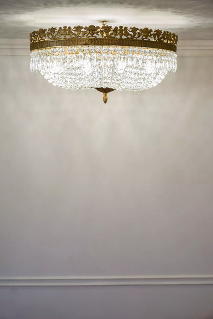 Lampadario mongolfiera stile Impero, decorato con figure mitologiche greco - romane in bronzo e cristalli molati. | Lo Stile Italiano