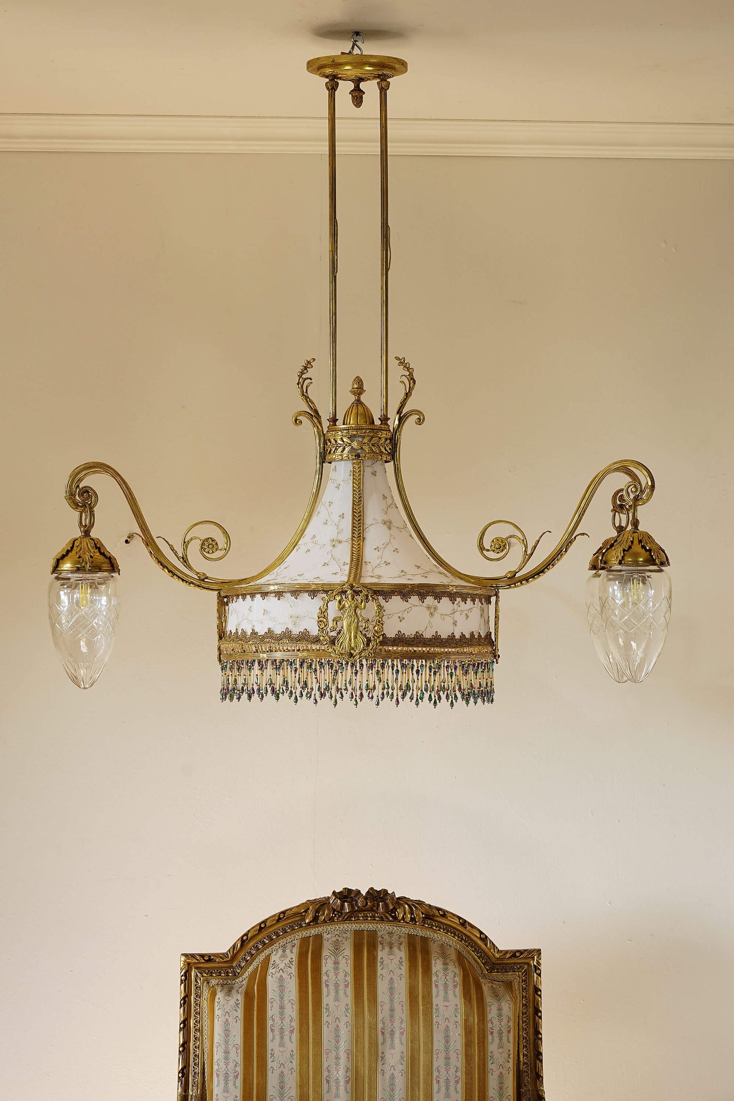 Lampadario Art Nouveau in ottone dorato con motivi floreali, foglie e figure geometriche. | Lo Stile Italiano