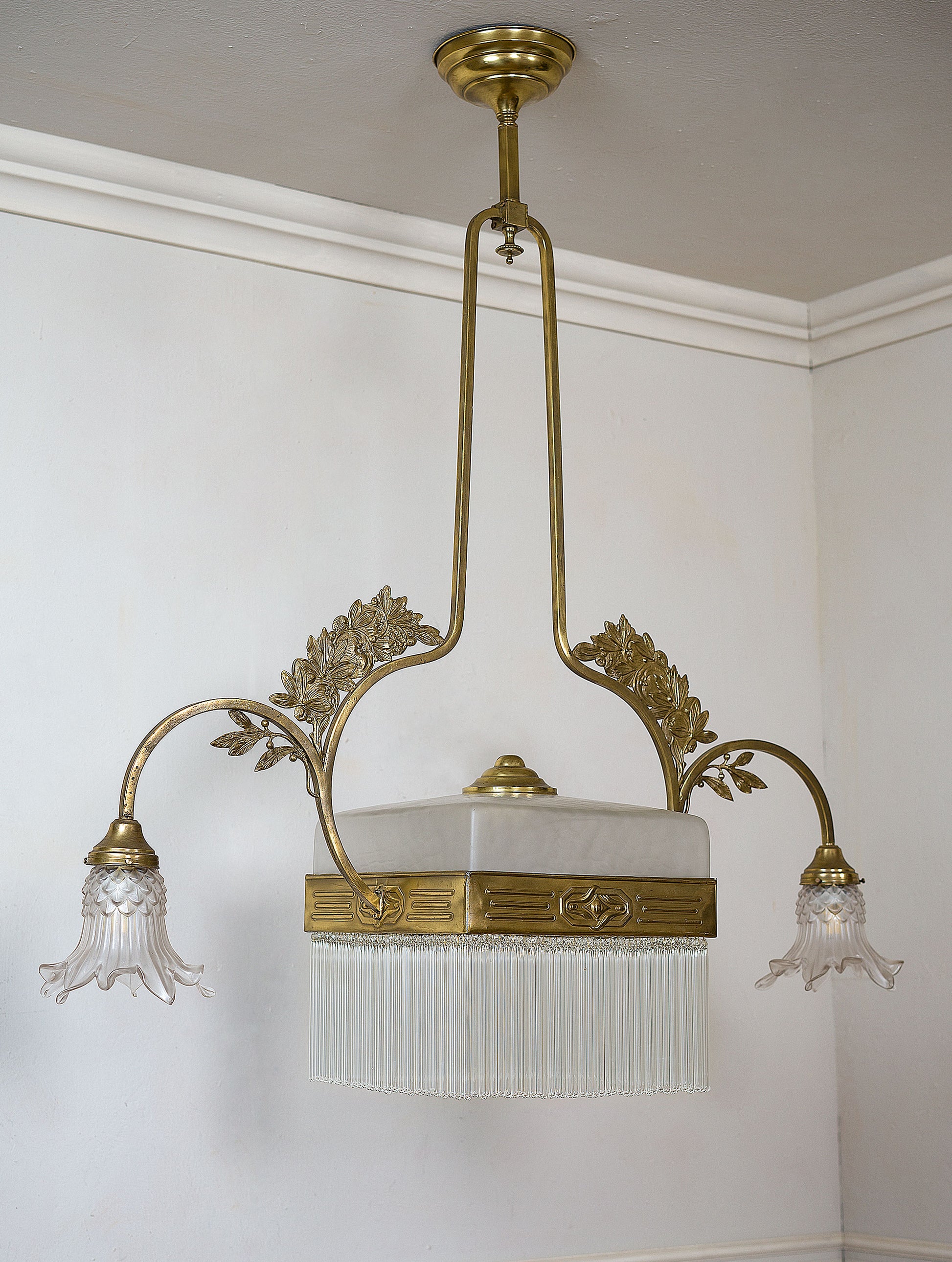 Lampadario di lusso epoca Art Nouveau con struttura in ottone arricchita da paralumi in vetro di murano satinati e vetro soffiato. | Lo Stile Italiano