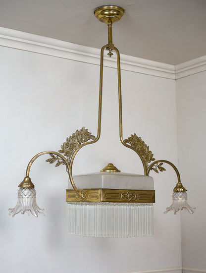 Lampadario di lusso epoca Art Nouveau con struttura in ottone arricchita da paralumi in vetro di murano satinati e vetro soffiato. | Lo Stile Italiano