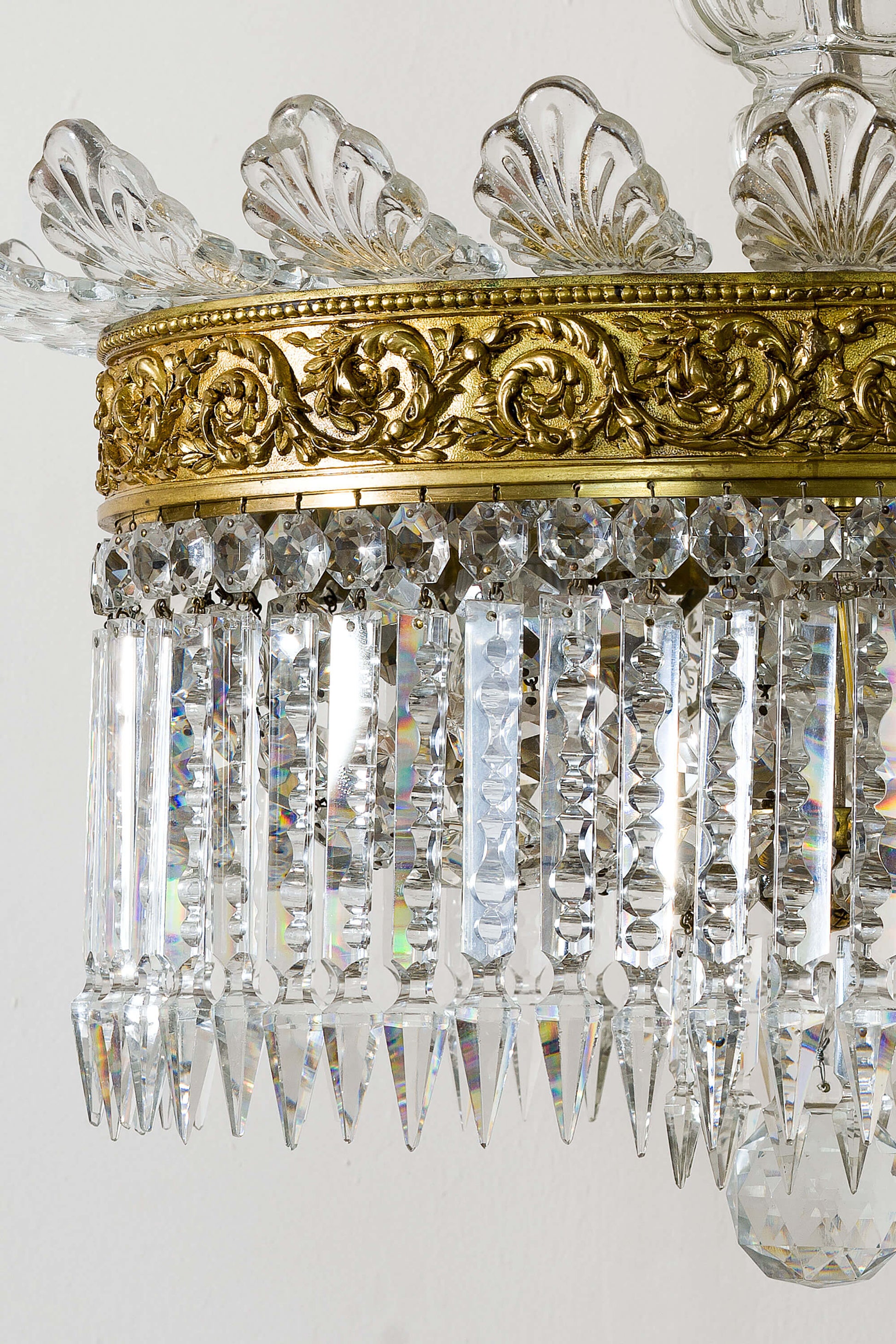 Opulenza vintage: Lampadario francese a forma di mongolfiera in cristallo e bronzo.| Lo Stile Italiano