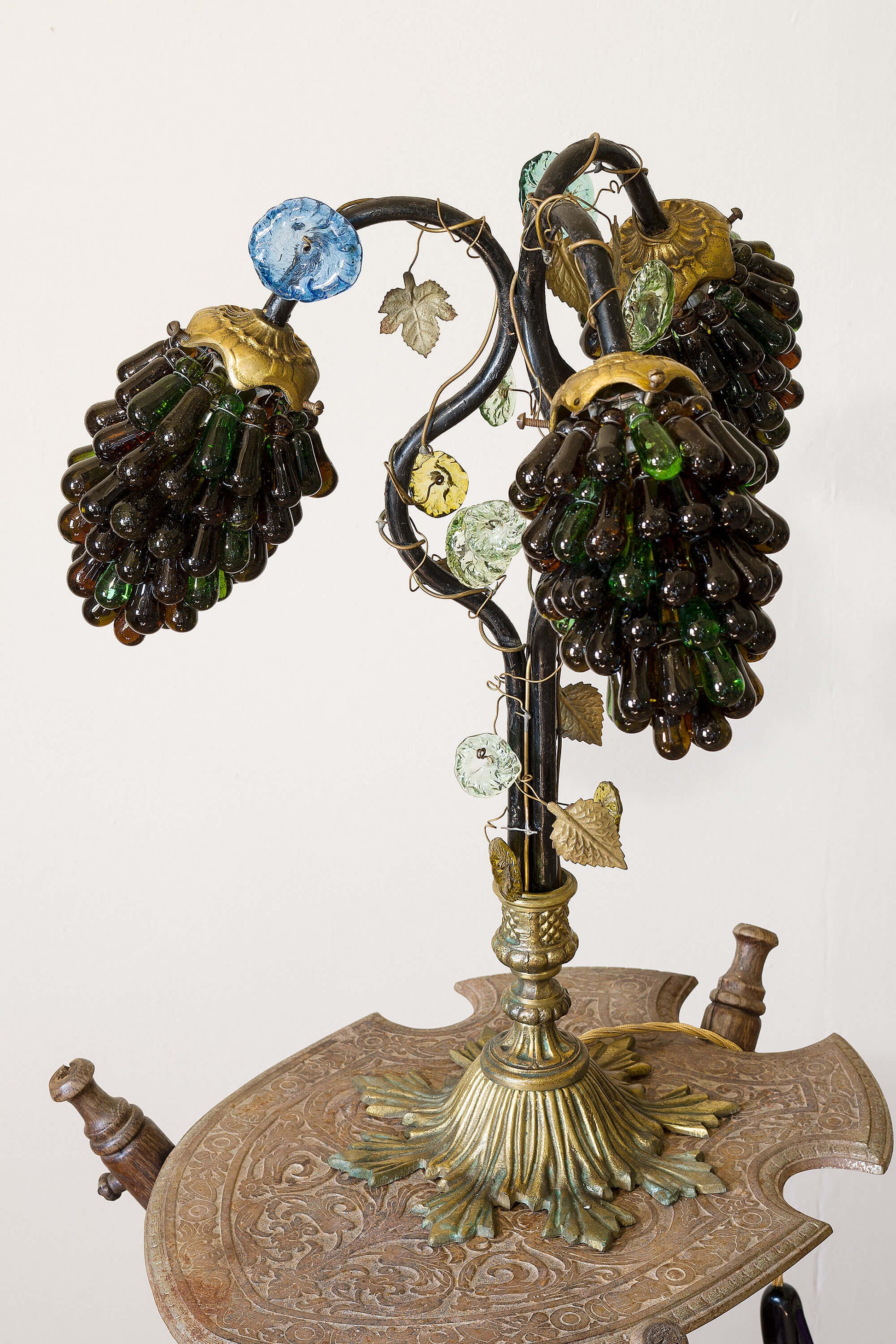 Lampada d'arte in bronzo con paralumi a grappolo. | Lo Stile Italiano